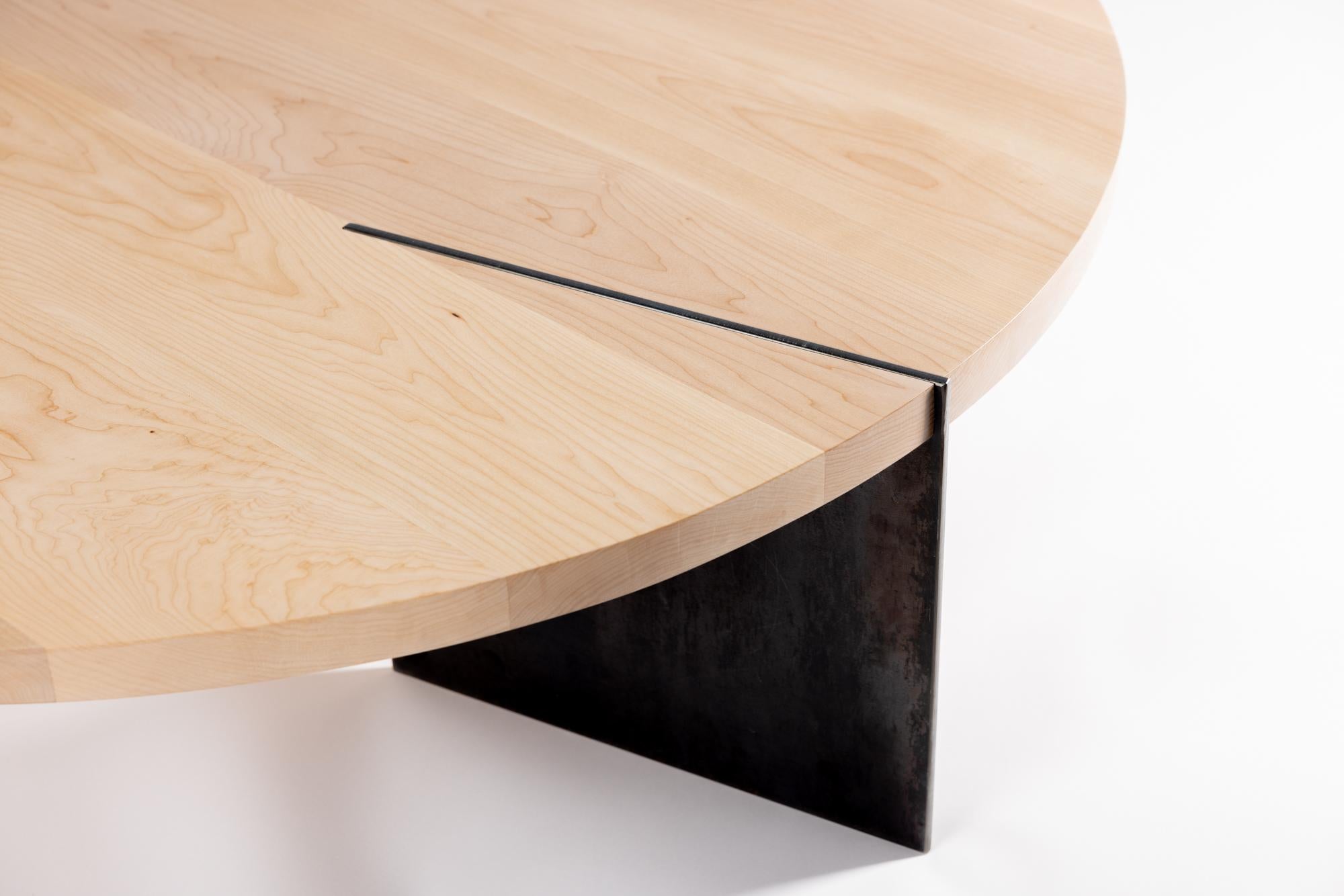 Table basse ronde Reina en bois d'érable et acier par Autonomous Furniture en vente 4