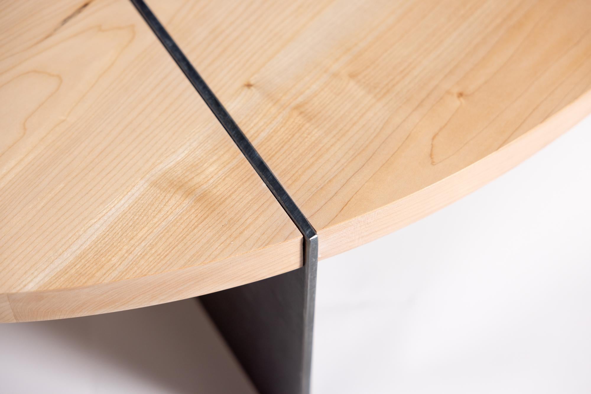Table basse ronde Reina en bois d'érable et acier par Autonomous Furniture Neuf - En vente à Victoria, BC
