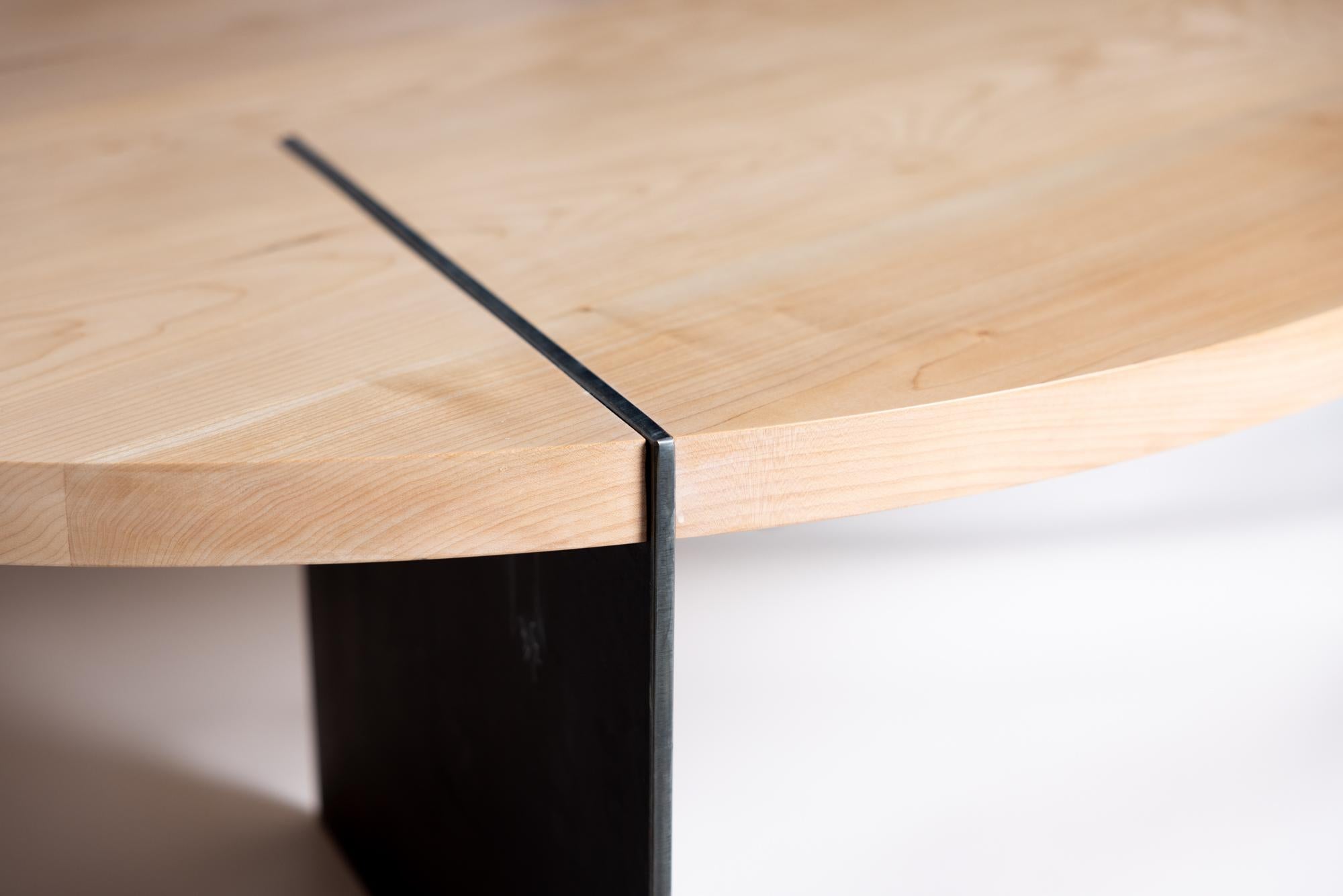 Bois Table basse ronde Reina en bois d'érable et acier par Autonomous Furniture en vente