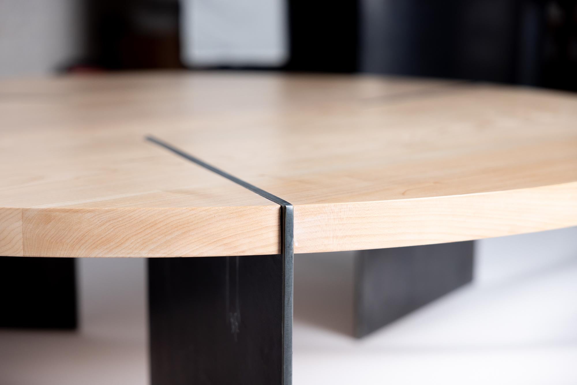 Table basse ronde Reina en bois d'érable et acier par Autonomous Furniture en vente 1
