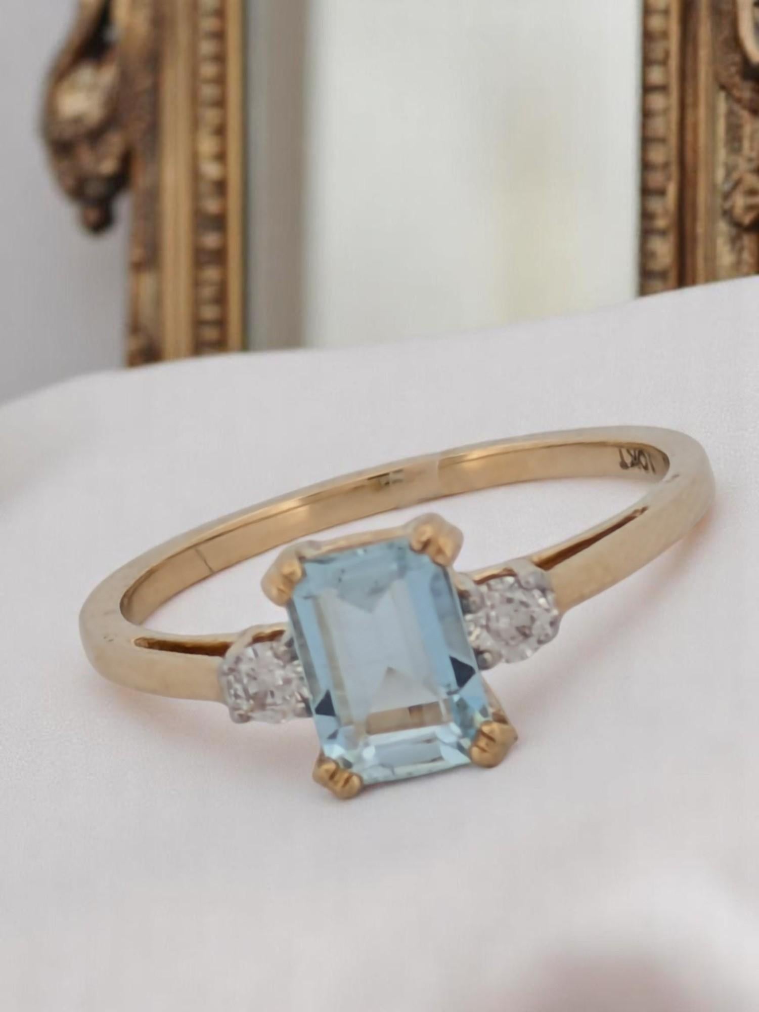 Reine est une bague lumineuse en or blanc 10 carats qui met en valeur une aigue-marine naturelle captivante de 1,05 carat, encadrée de diamants naturels de 0,10 carat qui ajoutent juste ce qu'il faut de brillance. Avec sa teinte bleue sereine et sa