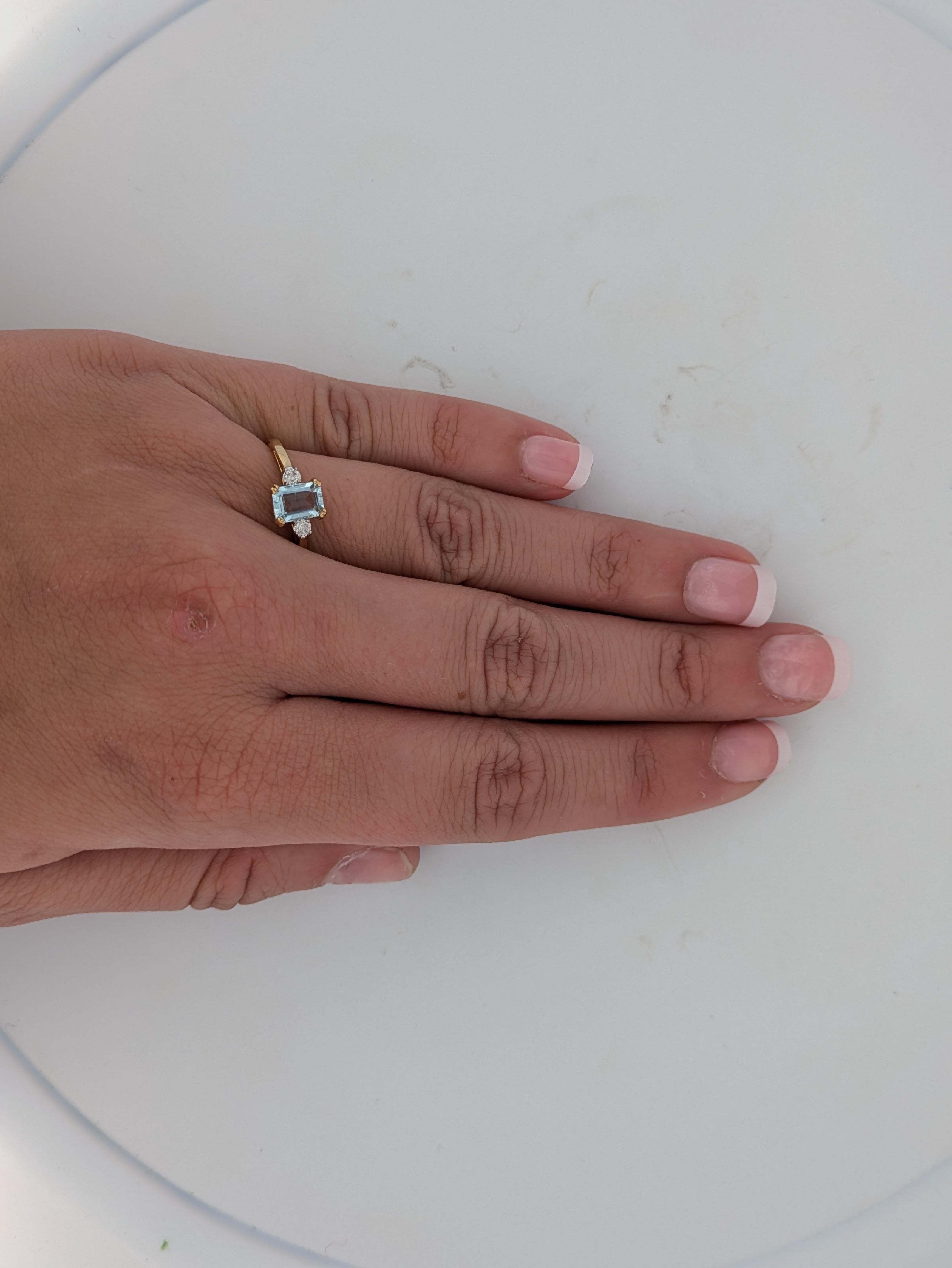 Taille ovale Reine bague en or blanc 10 carats avec 0,10 diamants et 1,05 aigue-marine, taille de bague 6,5 en vente