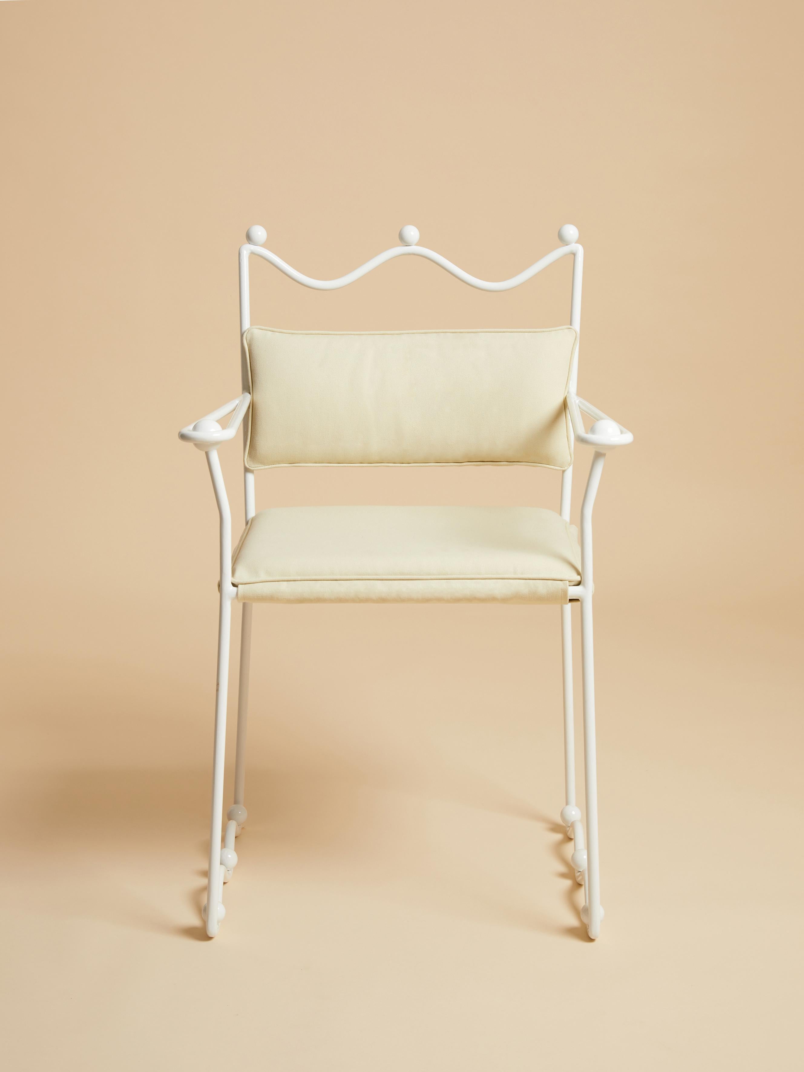 Sillón Reine de EBUR
Dimensiones: An 58 x Pr 50 x Al 88 cm.
Materiales: Hierro forjado, algodón o lino.
Peso: 9 Kg. 

También disponible en distintos colores: Lino Golfe, Pierre Frey, Algodón Toile Mistral, Pierre Frey.

Con sus ondulaciones y