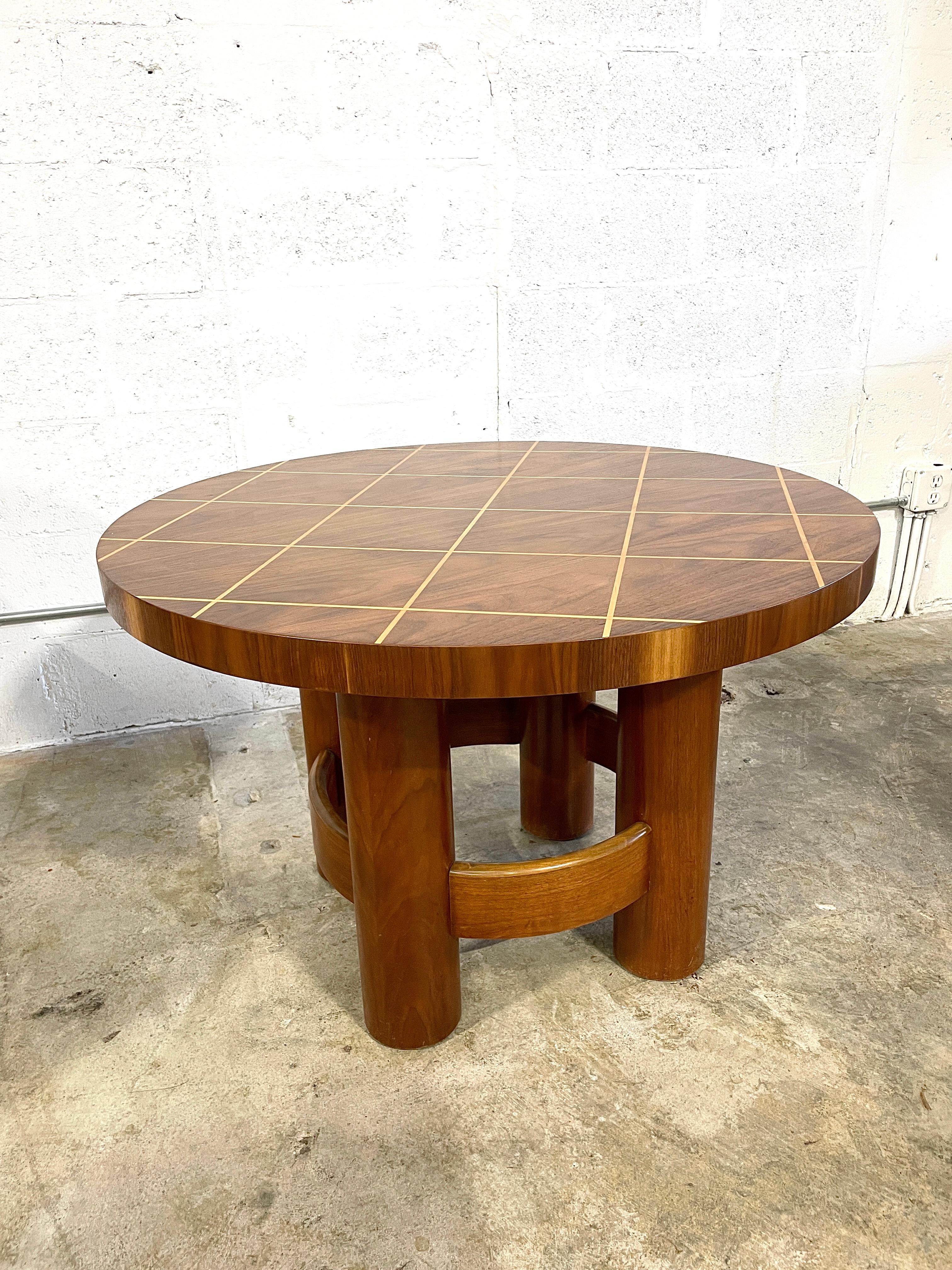 Superbe table basse ronde de Reiners. Fabriqué à Mjölby, Suède, années 1950. Incrustation géométrique sur le plateau et pieds ronds et épais. 35diam 23height