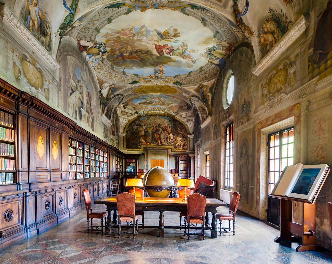 Reinhard Görner Color Photograph – Bibliothek Ortopedica, Bologna, Italien