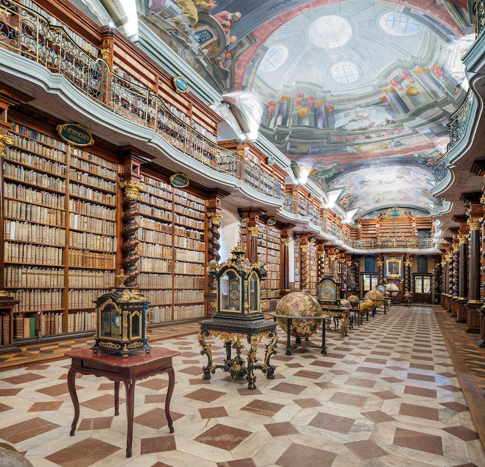 « Livres, horloges et globes, bibliothèque nationale, Prague » de Reinhard Grner