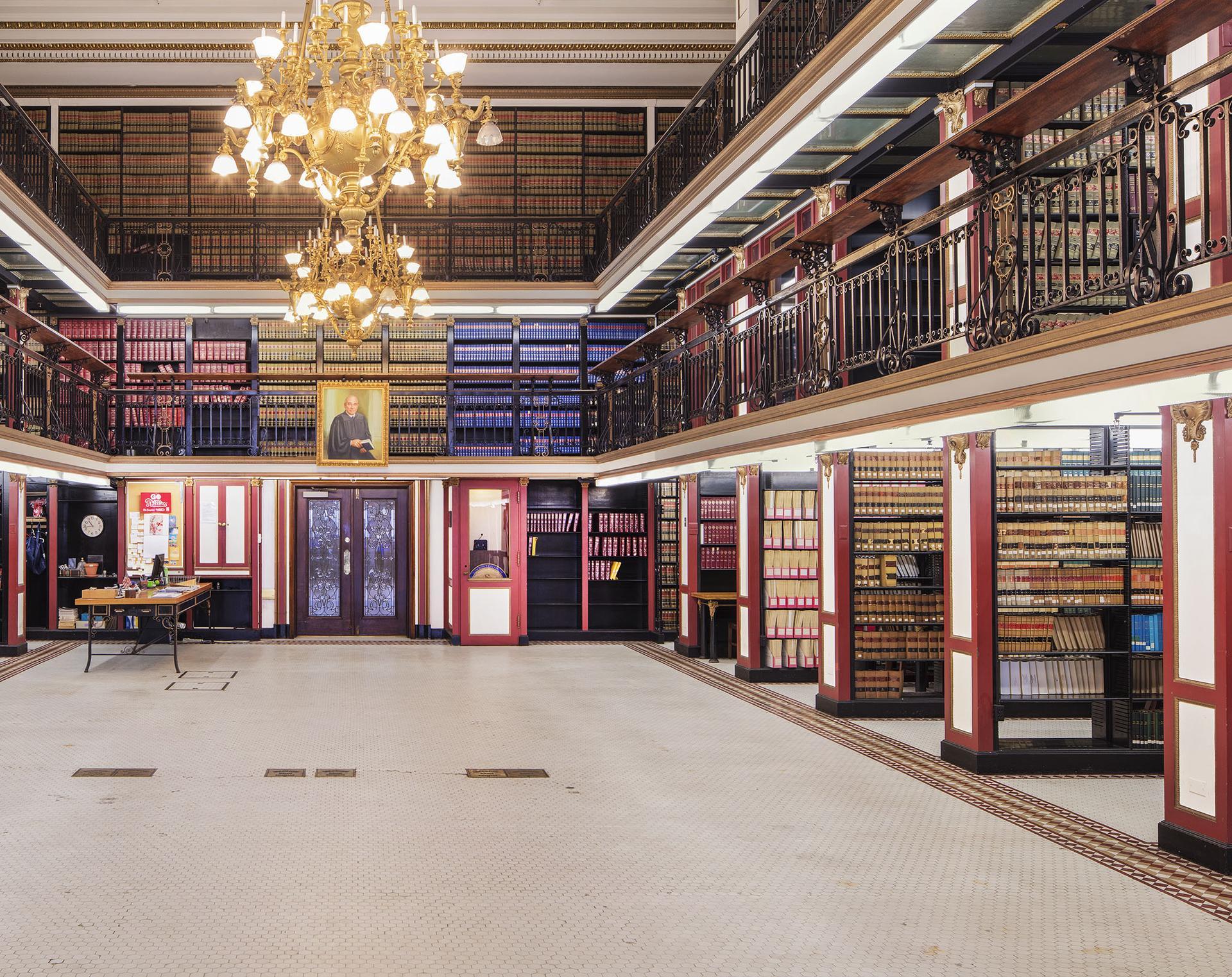 Library de droit de l'hôtel de ville de Philadelphie - Conceptuel Photograph par Reinhard Görner