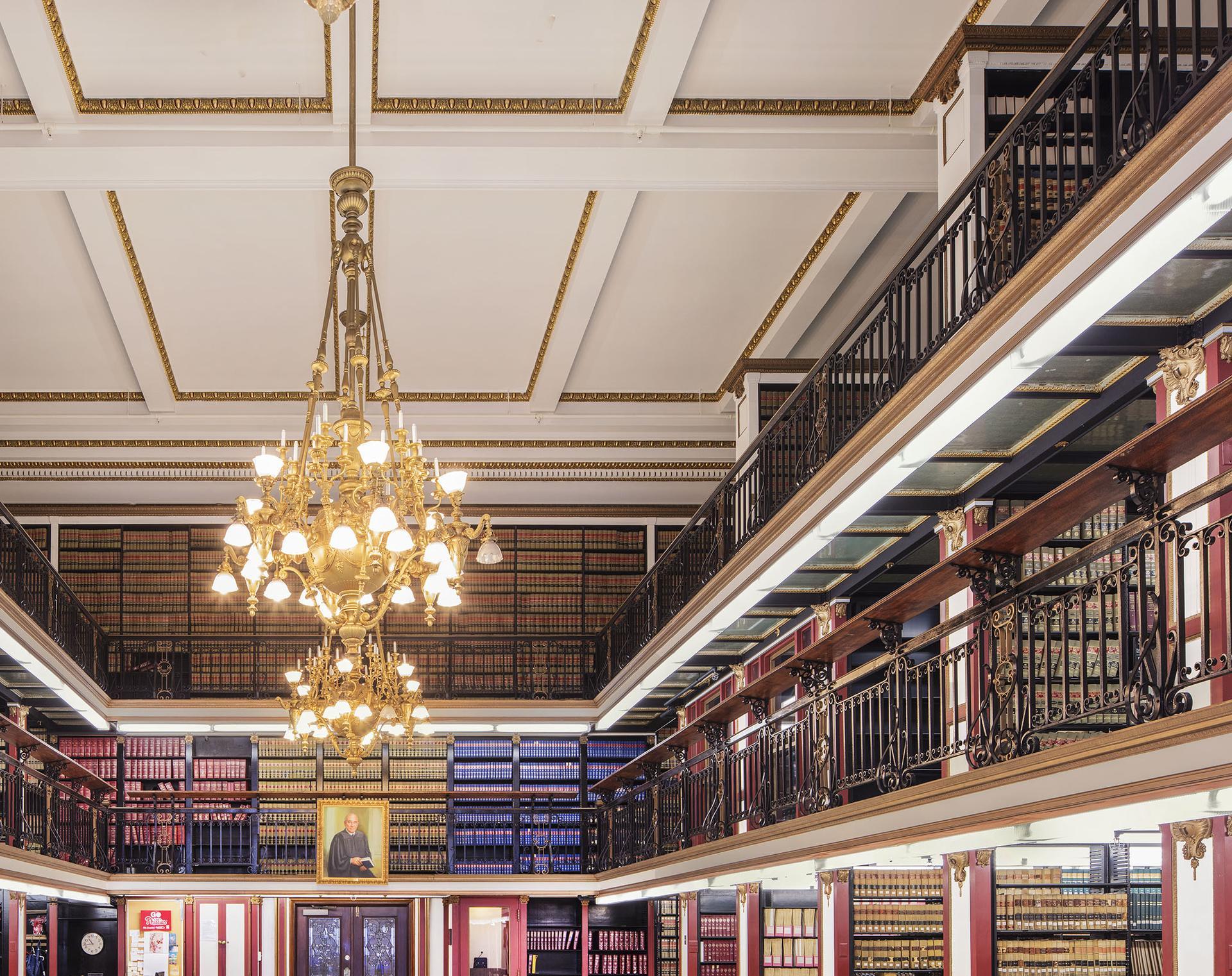 Library de droit de l'hôtel de ville de Philadelphie - Marron Landscape Photograph par Reinhard Görner
