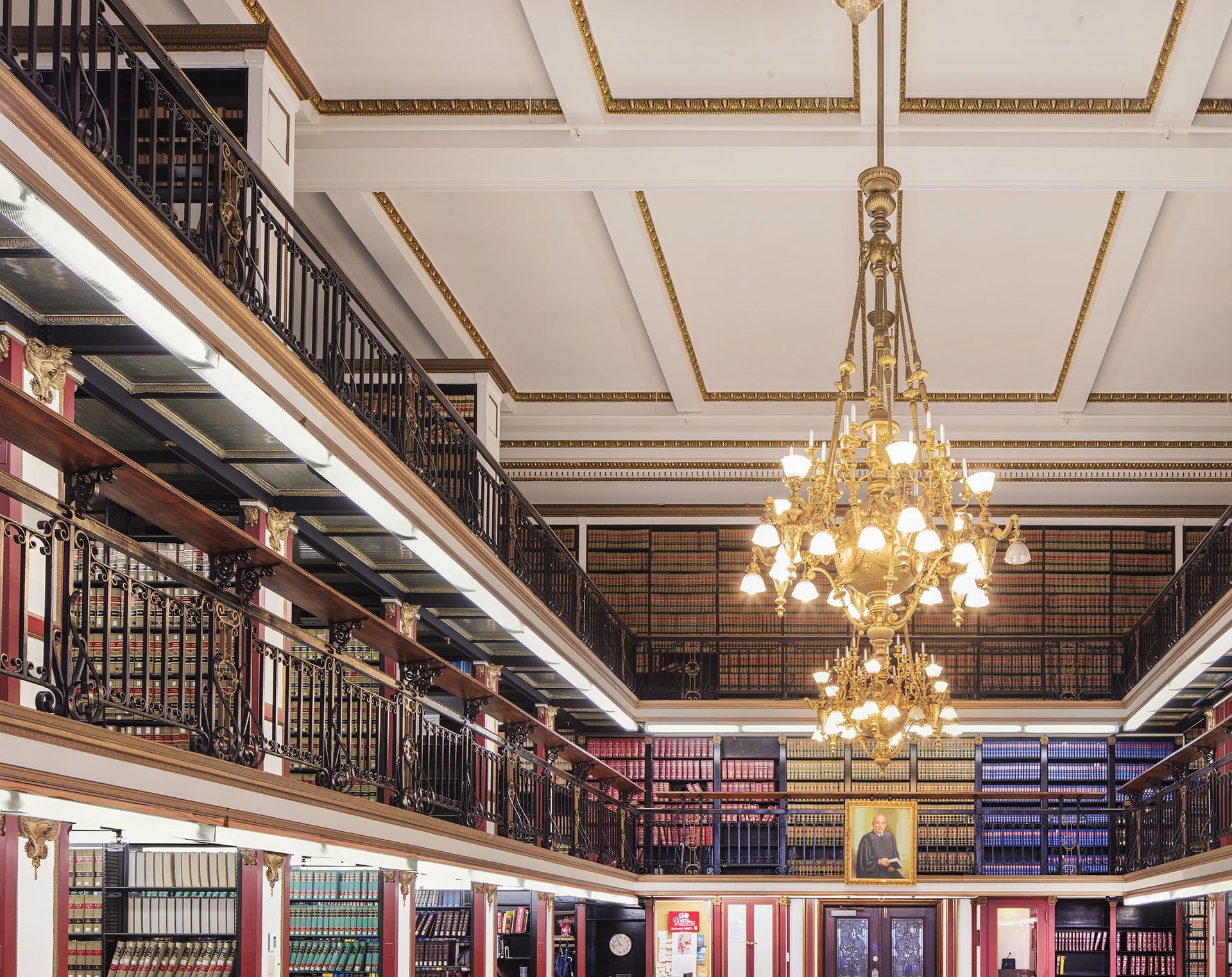 Bibliothèque juridique de l'hôtel de ville 
Philadelphie

signé et numéroté sur l'étiquette, au verso

Le papier est coupé à la taille de l'image : la taille réelle de l'image est indiquée.

50 x 63 pouces
ed de 10
$6,000

60 x 75.6 pouces
ed de