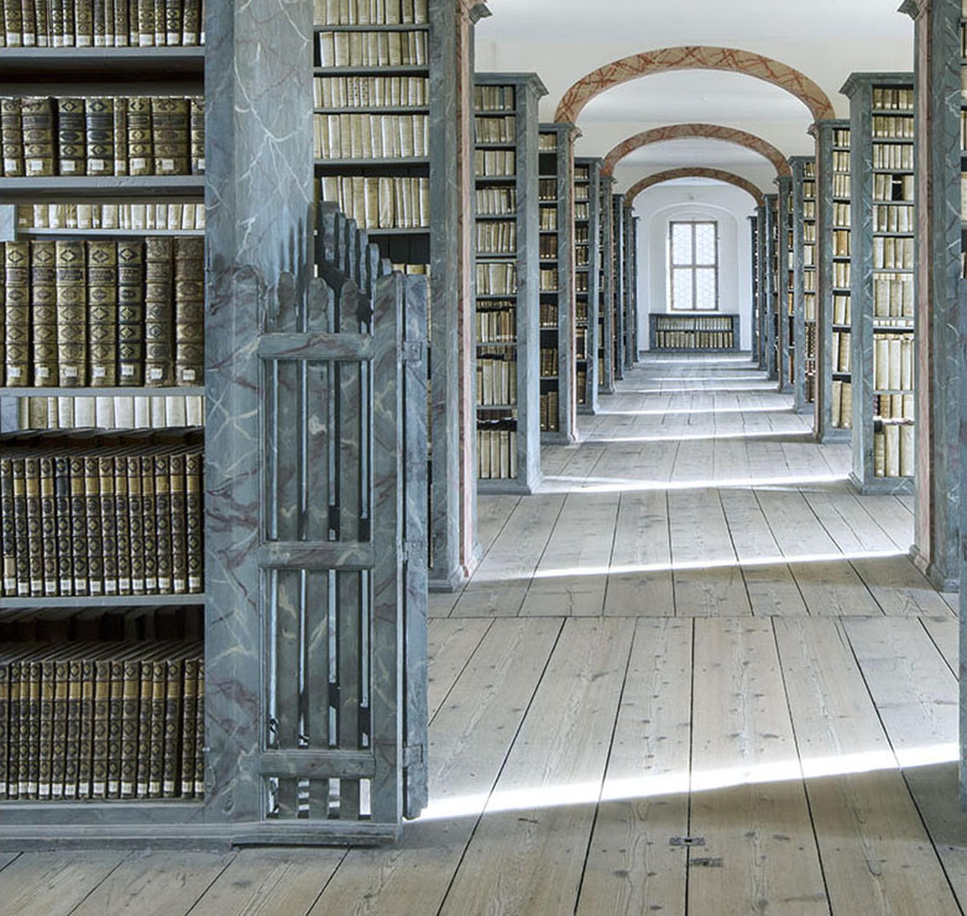 Dieses großformatige Architekturfoto des deutschen Fotografen Reinhard Görner zeigt die Bibliothek der Franckeschen Stiftungen in Halle, Deutschland. Der Künstler wird für seine gestochen scharfen, detailreichen und großformatigen Bilder gelobt. In