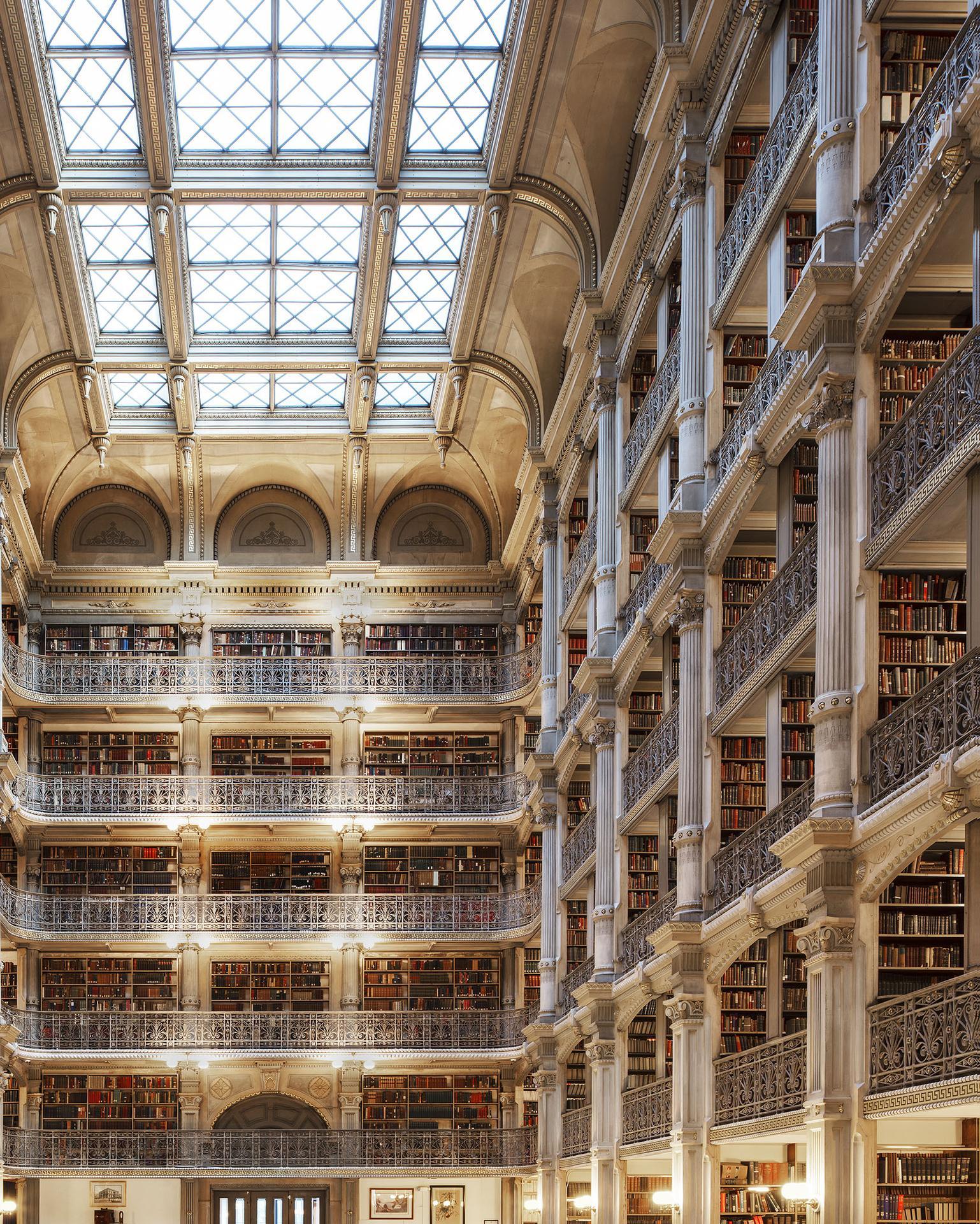 George-Peabody-Bibliothek, Baltimore (Braun), Figurative Photograph, von Reinhard Görner