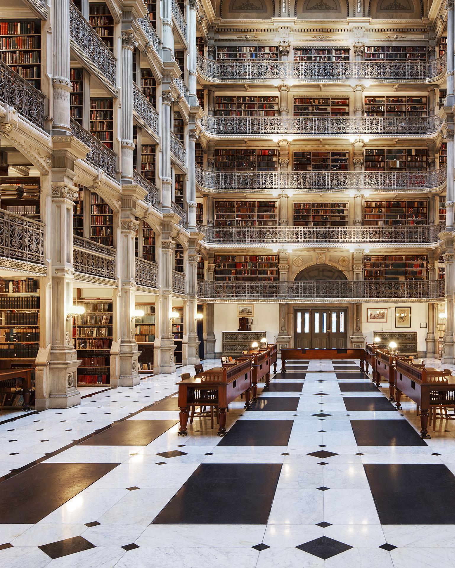 George Peabody Library, Baltimore, Innenarchitekturfotografie – Photograph von Reinhard Görner