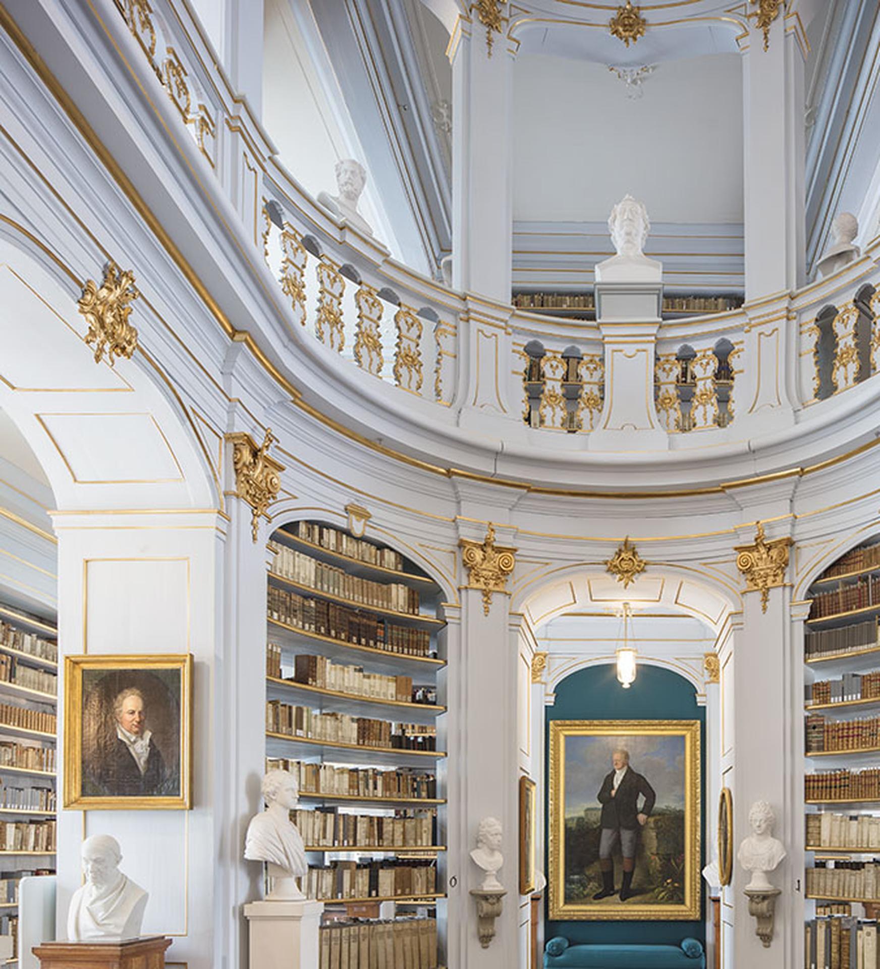 „Große Geister“ Herzogin Anna Amalia Bibliothek, Deutsche Architekturfotografie – Photograph von Reinhard Görner