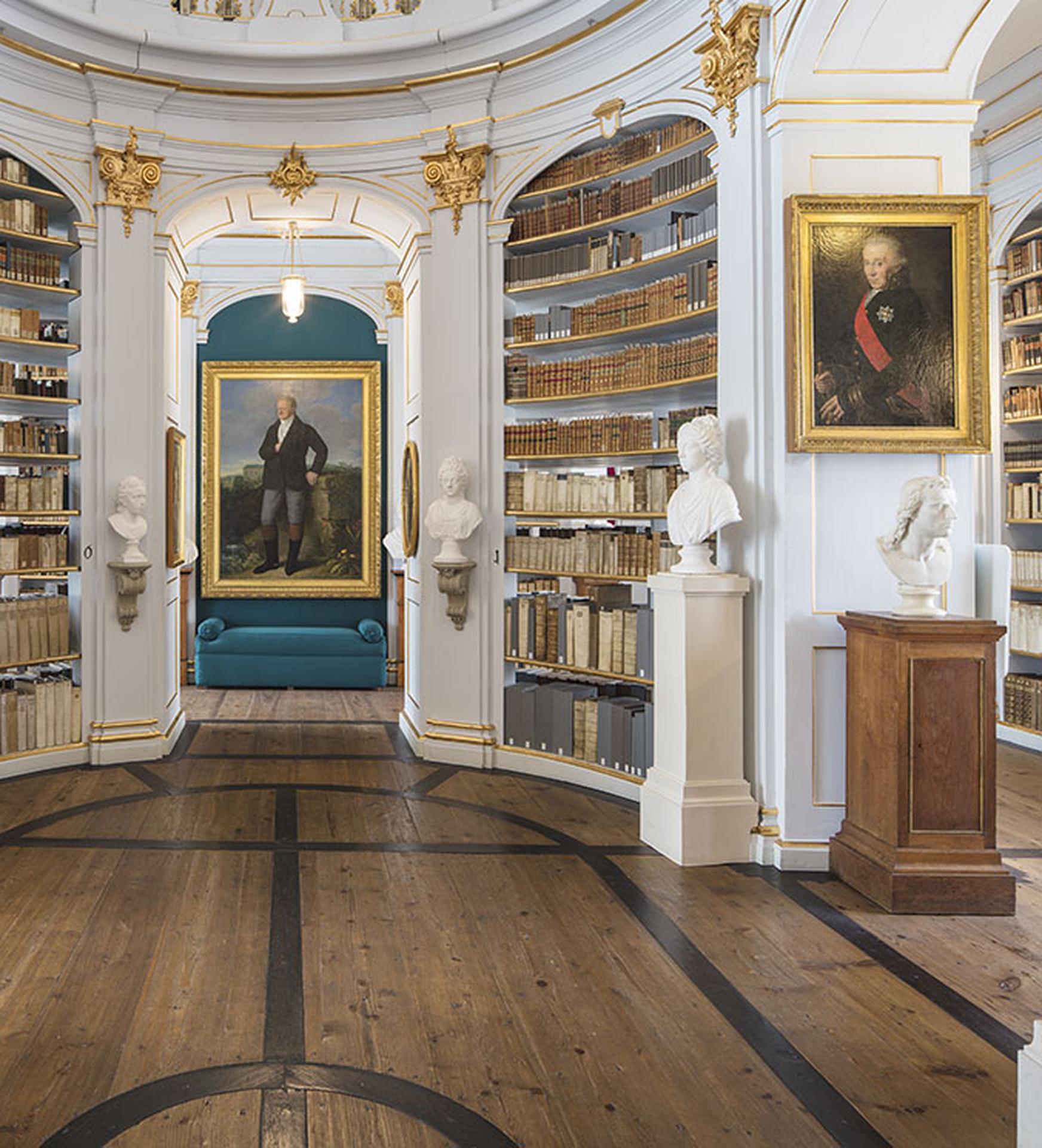 „Große Geister“ Herzogin Anna Amalia Bibliothek, Deutsche Architekturfotografie (Konzeptionell), Photograph, von Reinhard Görner