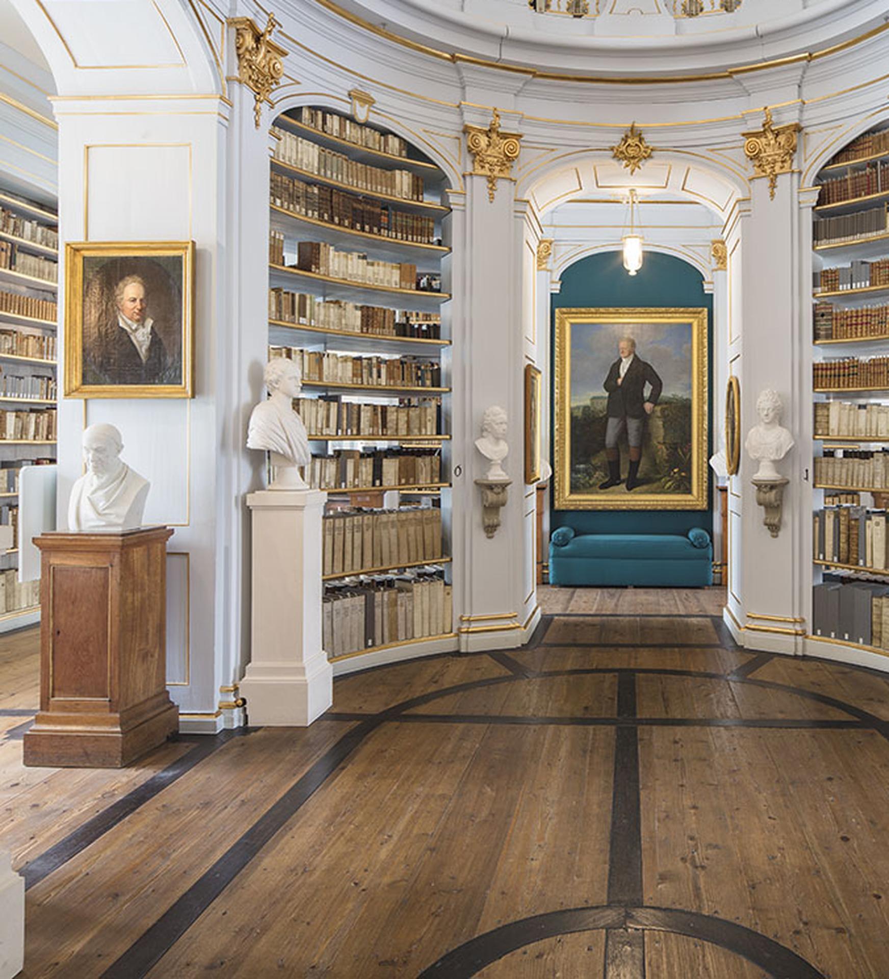 „Große Geister“ Herzogin Anna Amalia Bibliothek, Deutsche Architekturfotografie (Braun), Color Photograph, von Reinhard Görner