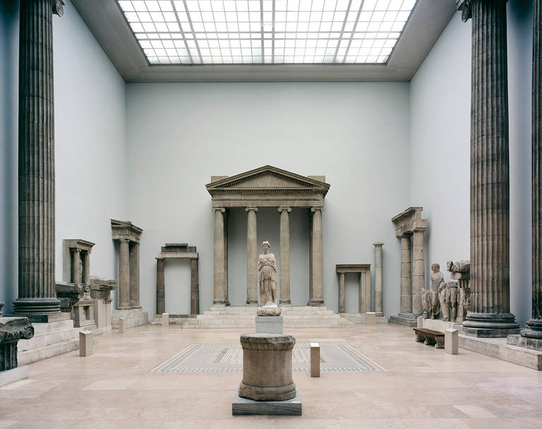 Reinhard Görner Figurative Photograph – Griechischer Tempel, Pergamentmuseum, Berlin