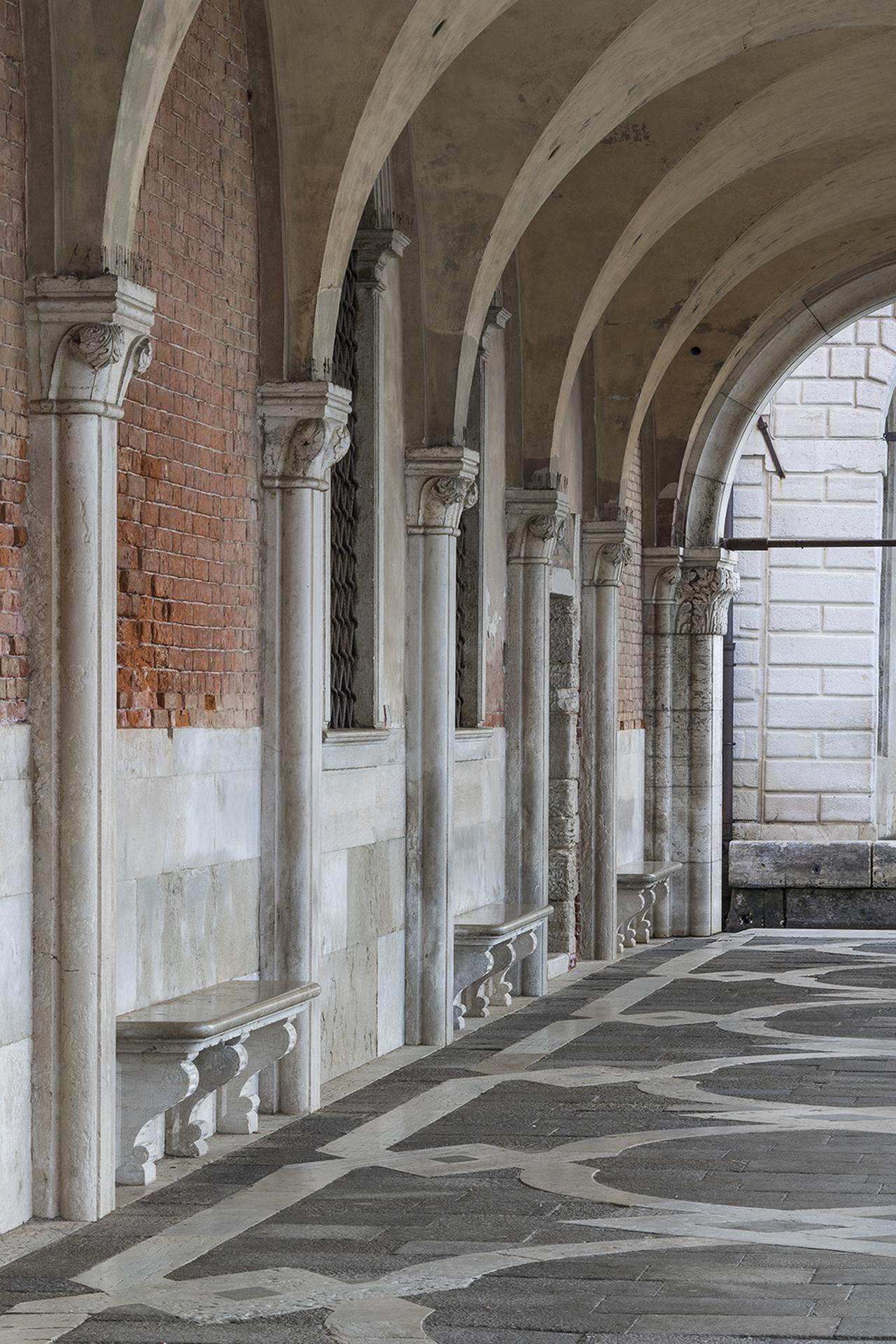 Piazza San Marco, Italie, photographie d'architecture - Photograph de Reinhard Görner