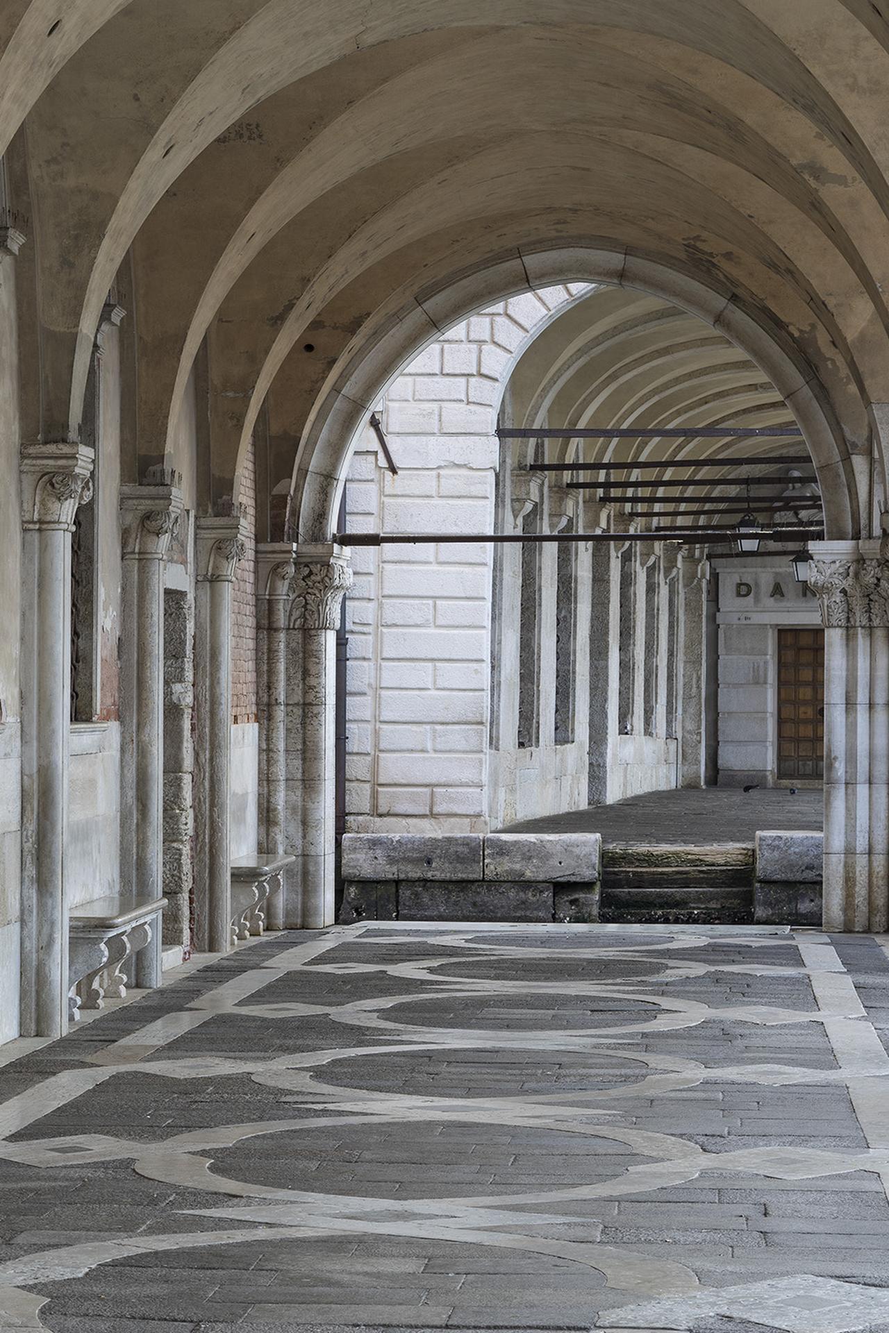 Piazza San Marco, Italie, photographie d'architecture - Conceptuel Photograph par Reinhard Görner