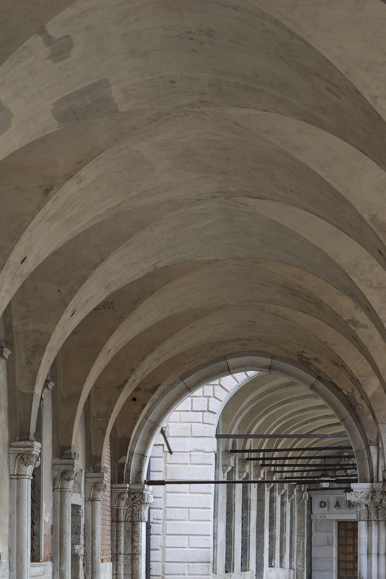 Piazza San Marco, Italie, photographie d'architecture - Gris Color Photograph par Reinhard Görner