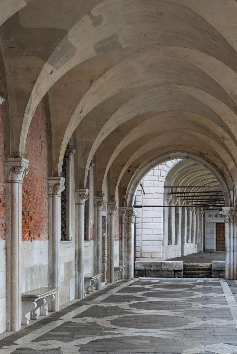 Color Photograph Reinhard Görner - Piazza San Marco, Italie, photographie d'architecture
