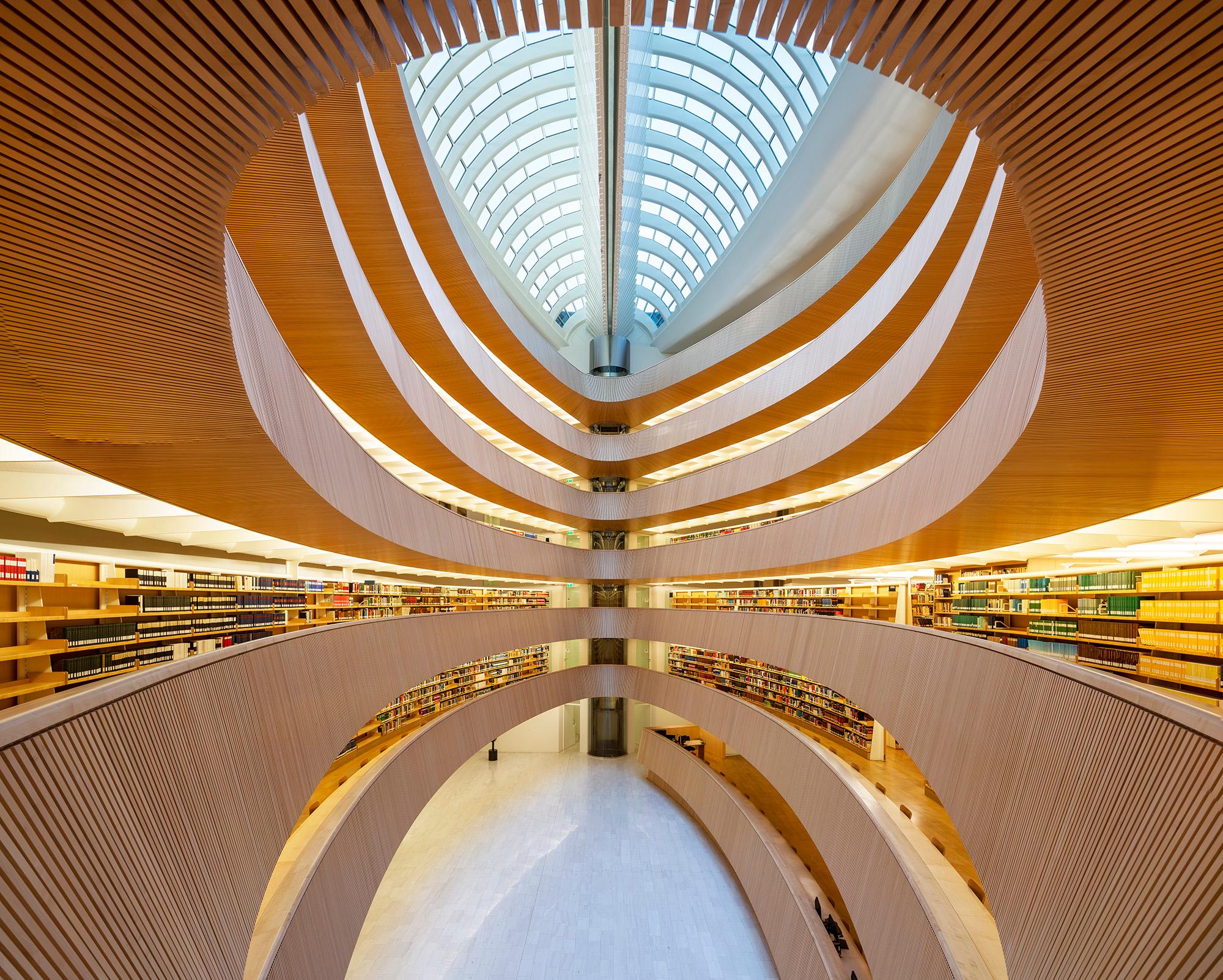 Reinhard Görner
Juristische Bibliothek
Zürich, Schweiz

50" x 62.5"
Auflage von 10 Stück
$6,000

60" x 75"
Auflage von 7
$9,000

70" x 87.5"
Auflage von 5
$11,000

signiert und nummeriert auf dem Label, verso

Reinhard Görner inszeniert mit seinen