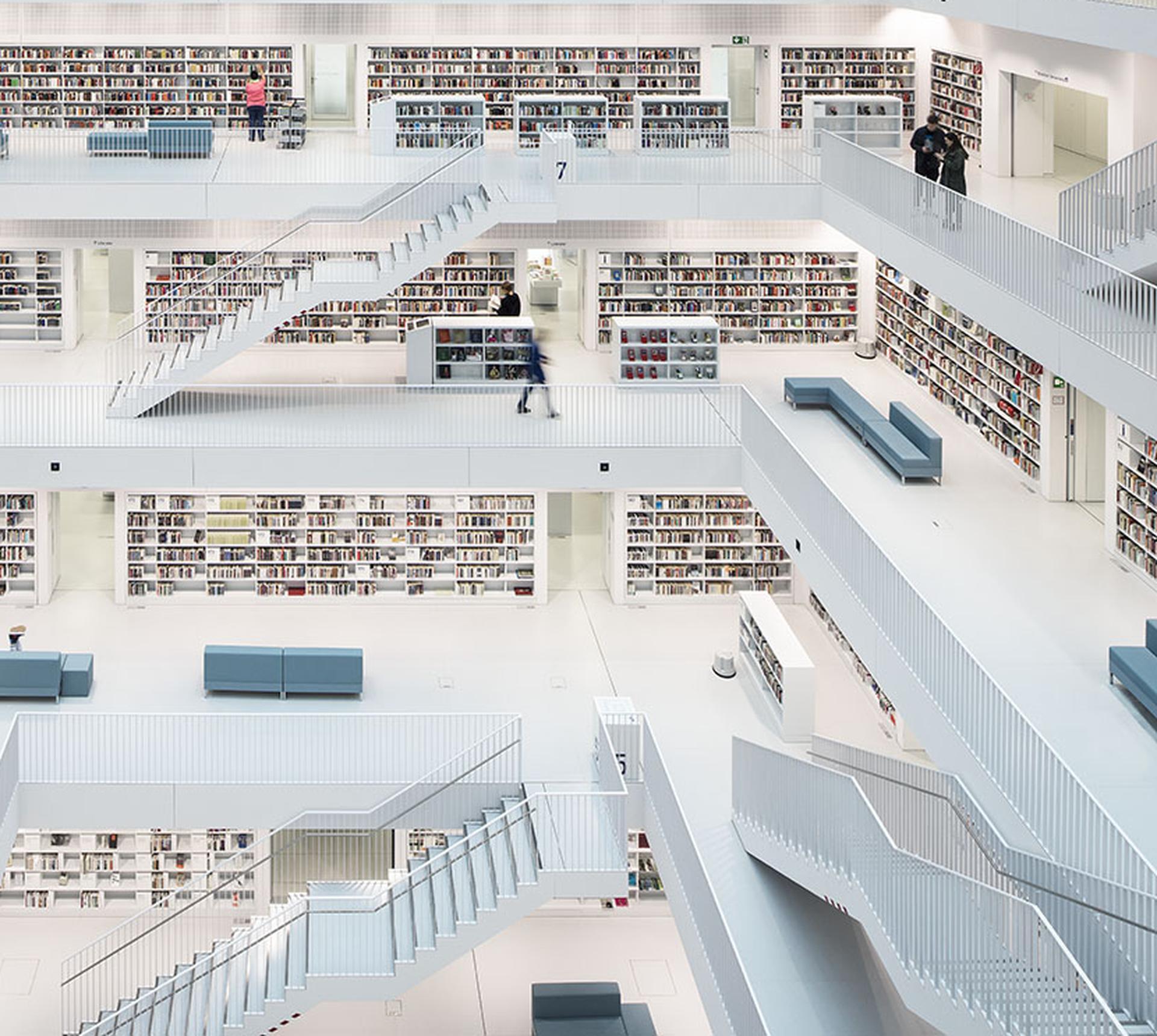 Espacio Abierto, Biblioteca Municipal, Stuttgart, Alemania, Foto de Arquitectura Interior Alemana - Color Photograph Gris de Reinhard Görner