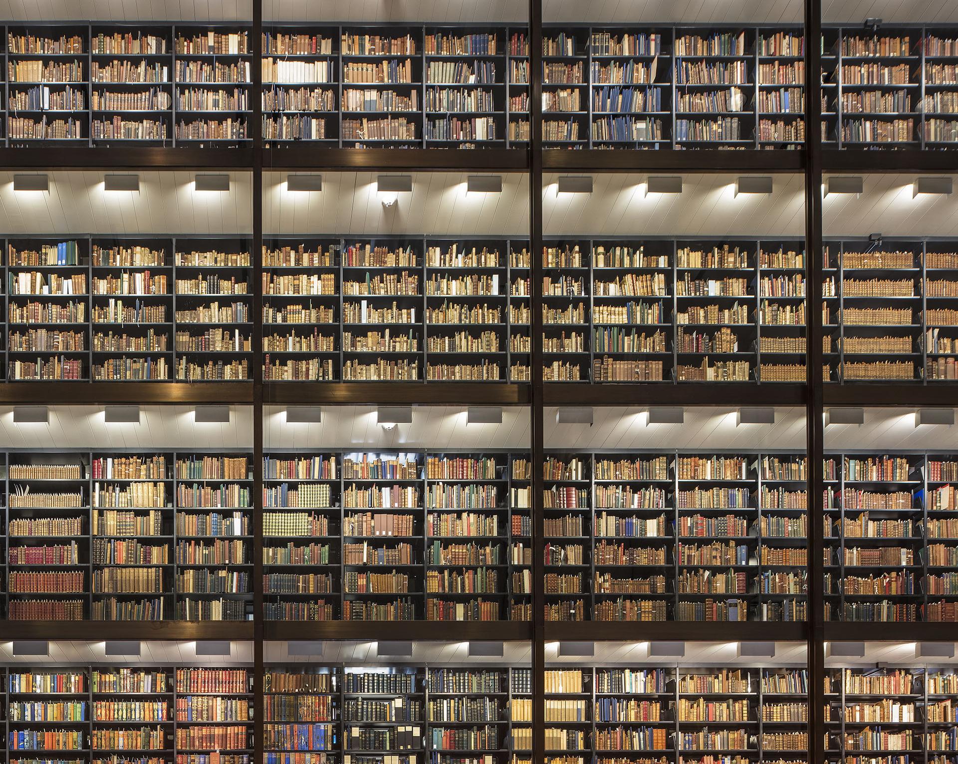 Shining Wall of Books, Yale Beinecke Library, Innenarchitekturfotografie (Schwarz), Figurative Photograph, von Reinhard Görner