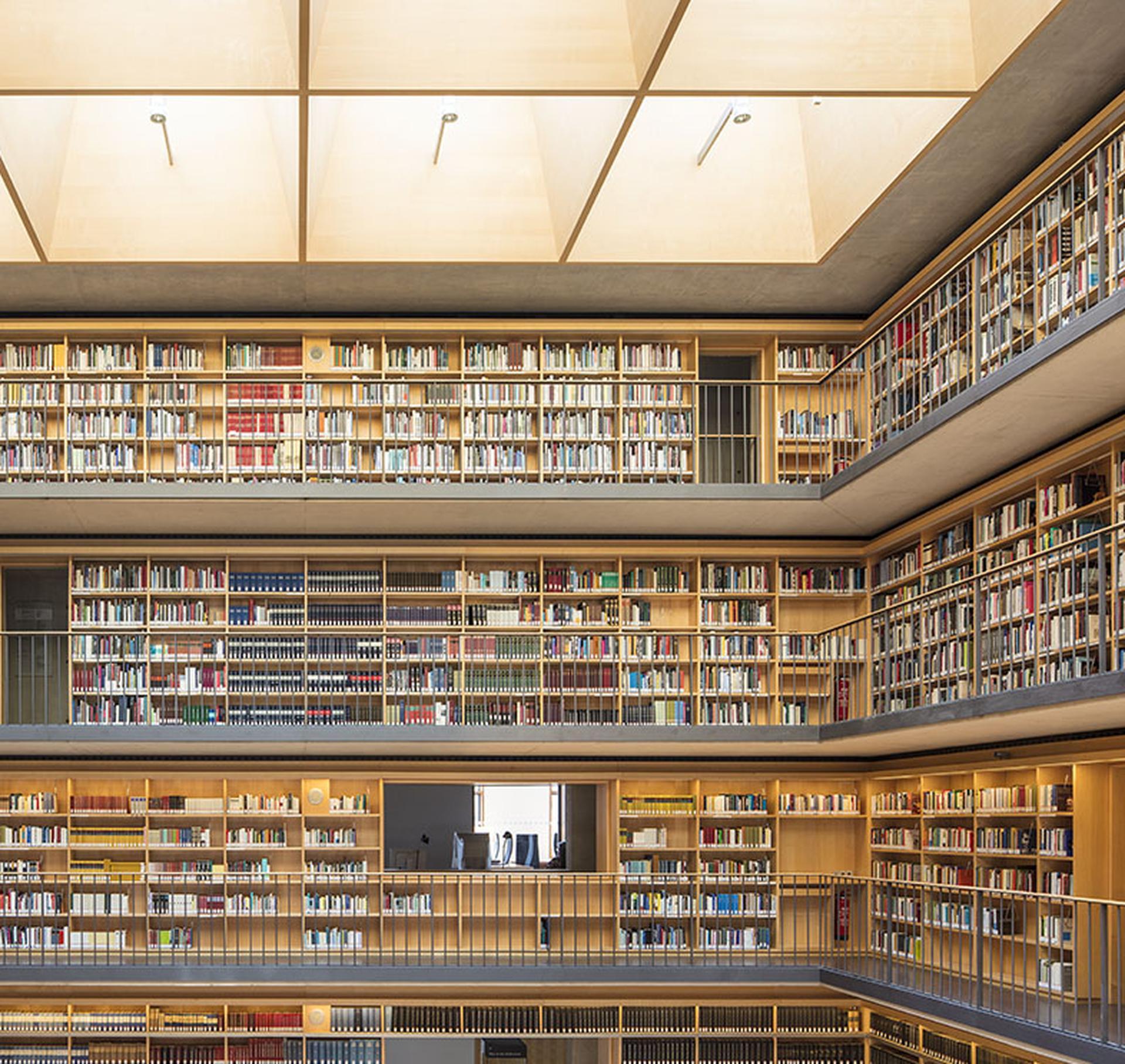 Centro studi della Biblioteca della Duchessa Anna Amalia, Germania, fotografia architettonica - Photograph Concettualismo di Reinhard Görner