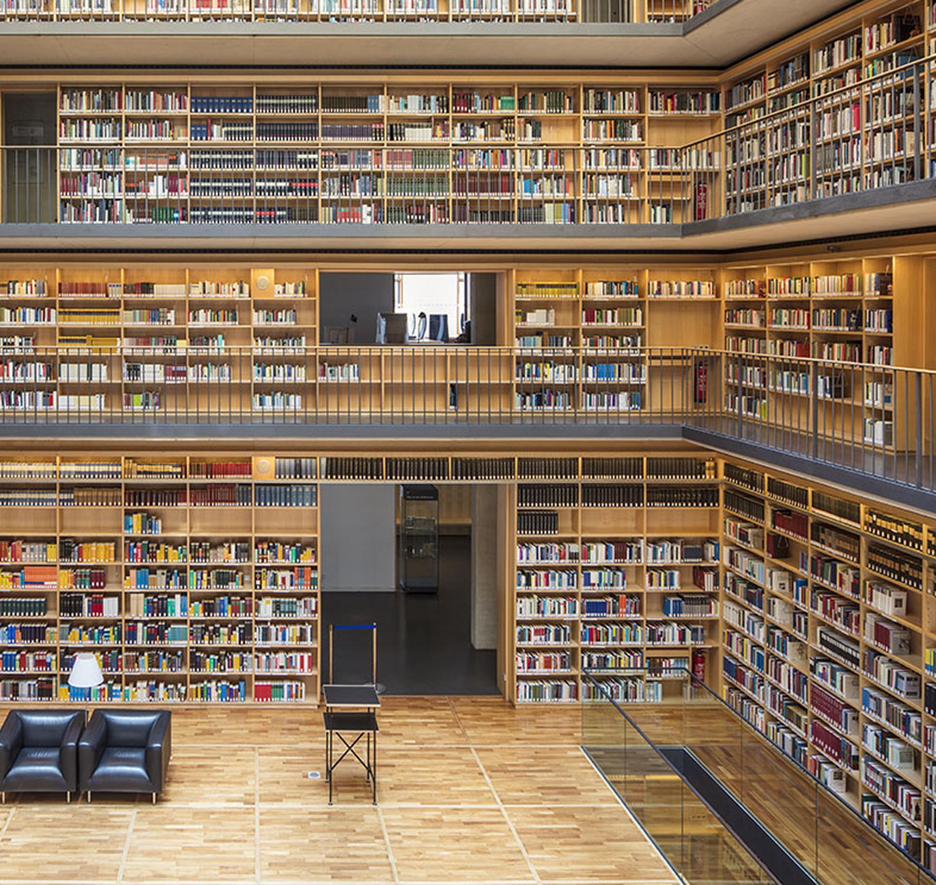 Centro studi della Biblioteca della Duchessa Anna Amalia, Germania, fotografia architettonica - Figurative Photograph Marrone di Reinhard Görner