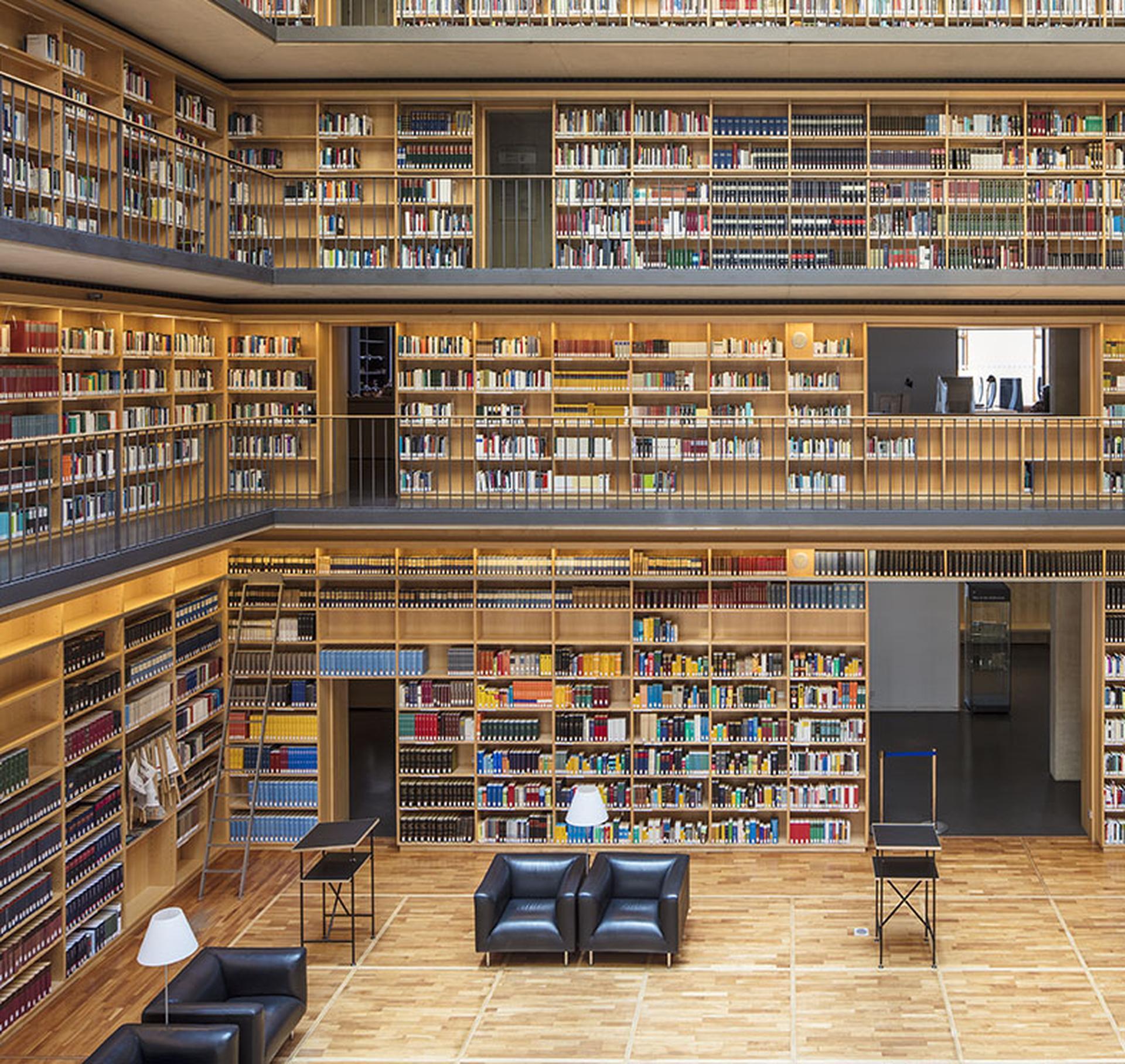 Reinhard Görner
Centro Studi 
Biblioteca della Duchessa Anna Amalia
Weimar, Germania
2017

Un'ode luminosa alla grandezza architettonica e al patrimonio intellettuale, la magistrale fotografia di Reinhard Görner cattura la serena simmetria della