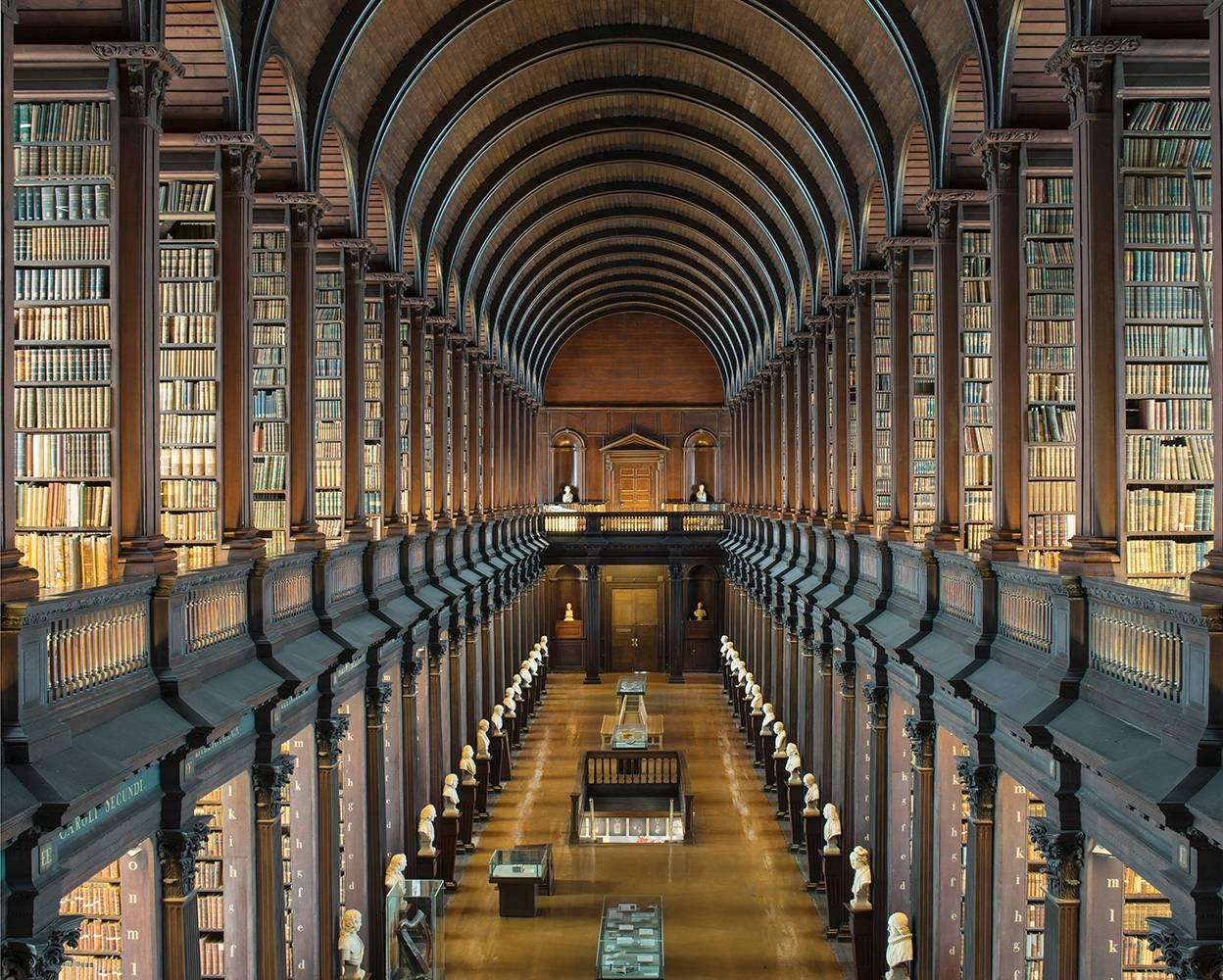 Entdecken Sie die fesselnde Schönheit der Fotografie von Reinhard Görner mit The Long Room, einem beeindruckenden Blick in die Alte Bibliothek des Trinity College in Dublin, Irland. Dieses ikonische Foto ist nicht nur visuell beeindruckend, sondern