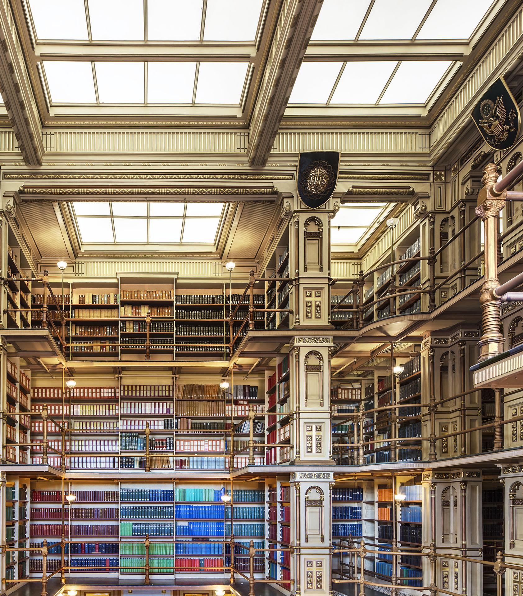 Riggs Library I, Washington DC, Innenarchitekturfotografie (Grau), Color Photograph, von Reinhard Görner