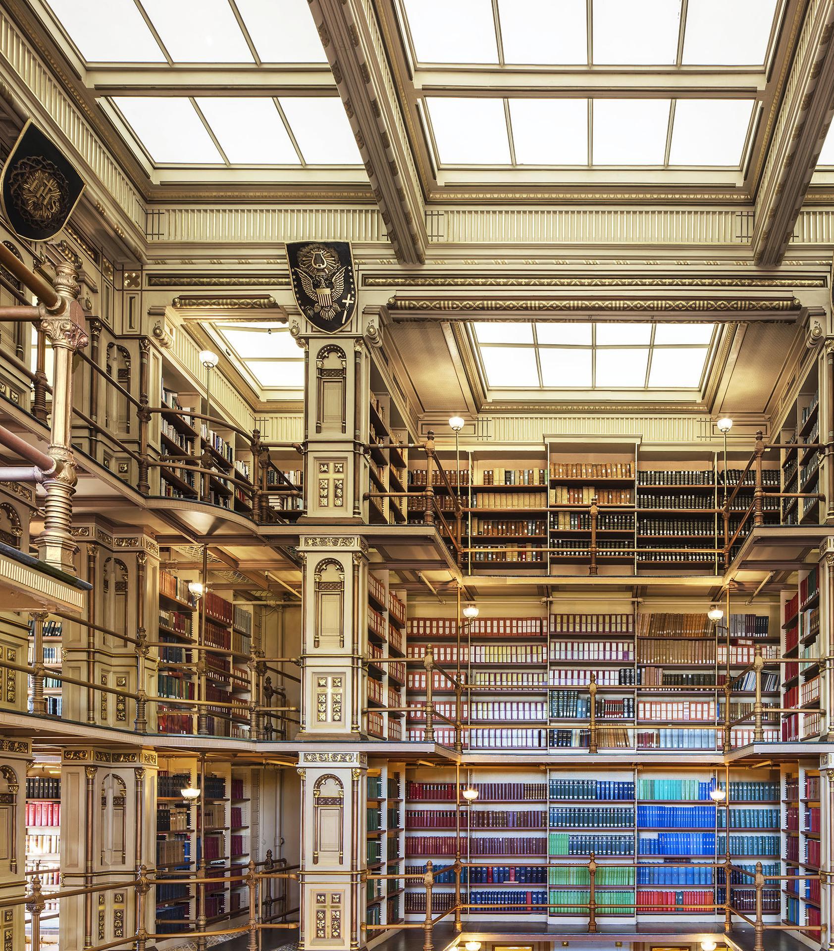 Riggs Library I, Washington DC, von dem weltbekannten Architekturfotografen Reinhard Görner, fängt die zeitlose Eleganz einer der wenigen erhaltenen gusseisernen Bibliotheken Amerikas ein. Diese meisterhafte Fotografie lässt den Betrachter in das