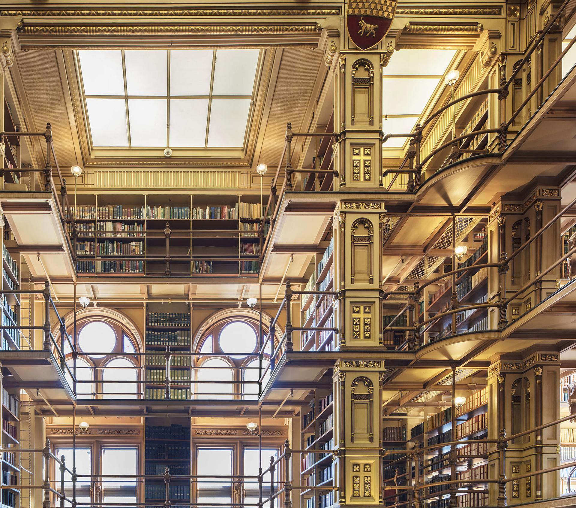 Biblioteca Riggs II, Washington DC, fotografia di architettura d'interni - Color Photograph Marrone di Reinhard Görner