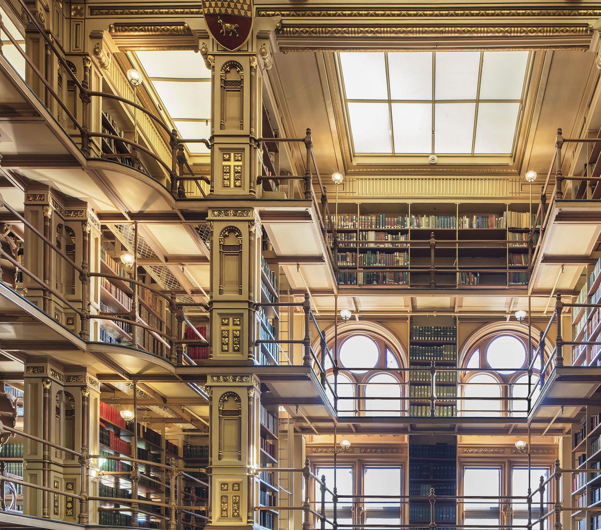 La Riggs Library II, Washington DC, realizzata dal fotografo di architettura di fama mondiale Reinhard Görner, cattura l'eleganza senza tempo di una delle rare biblioteche in ghisa sopravvissute in America. Questa fotografia magistrale immerge