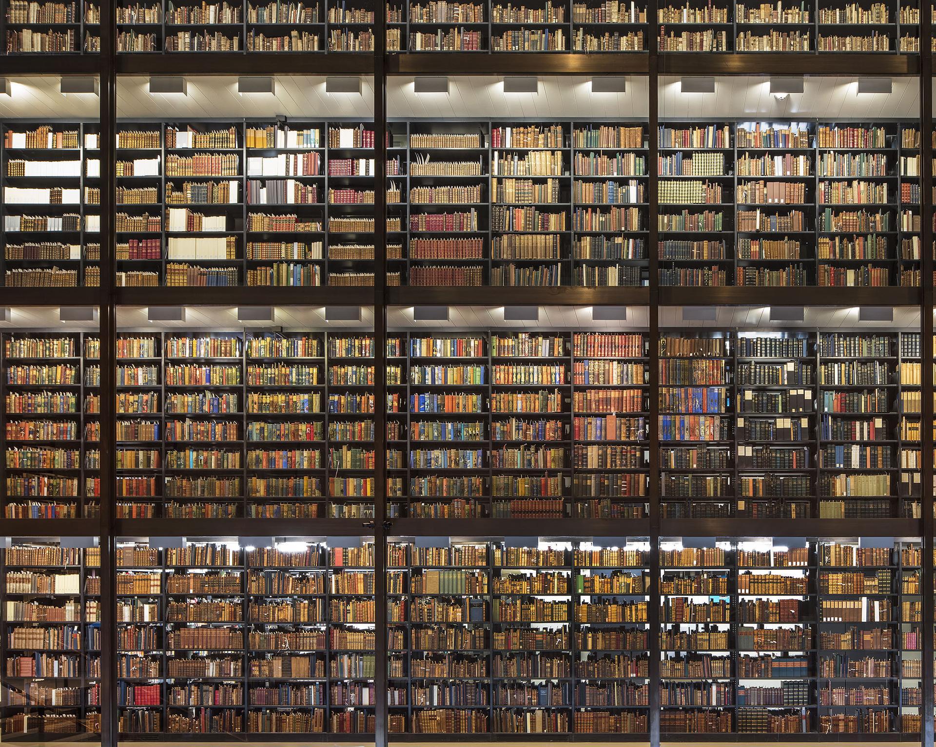 Shining Wall of Books, Yale Beinecke Library, Innenarchitekturfotografie – Photograph von Reinhard Görner