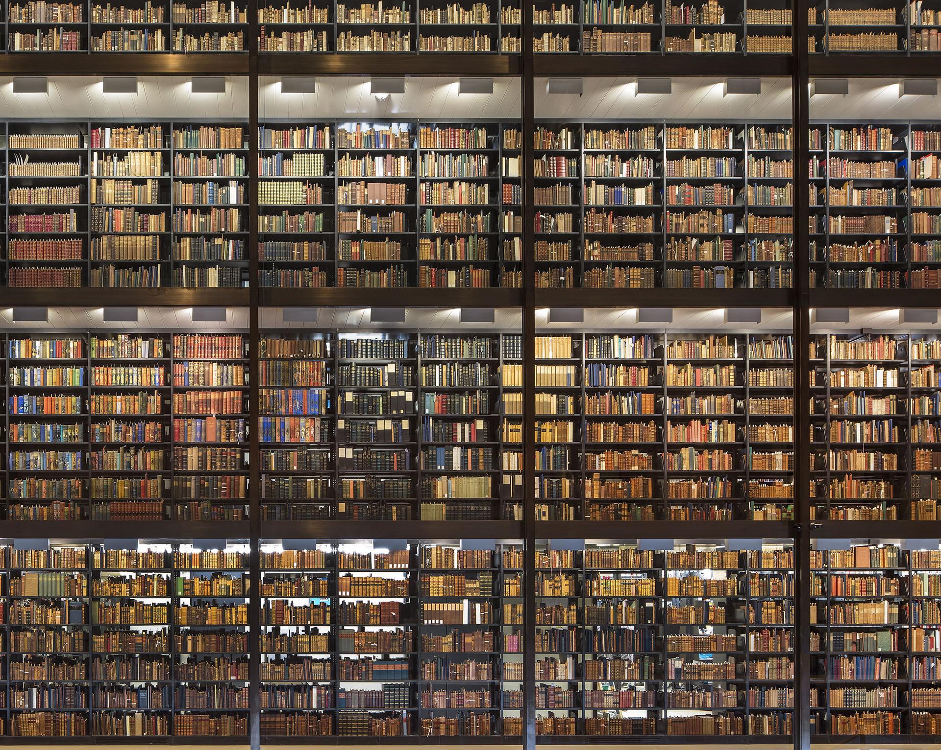 Shining Wall of Books, Yale Beinecke Library, Innenarchitekturfotografie (Konzeptionell), Photograph, von Reinhard Görner