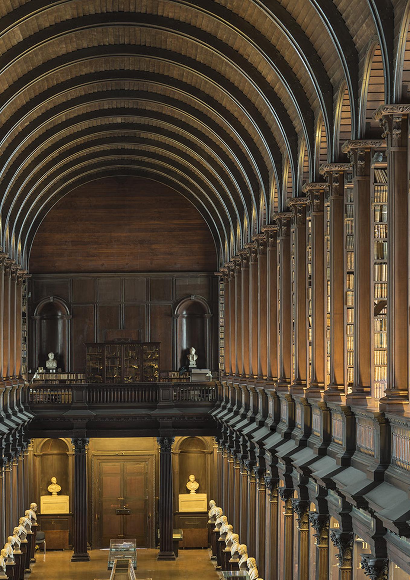 The Long Room I du Trinity College Library, Dublin, Irlande - Conceptuel Photograph par Reinhard Görner