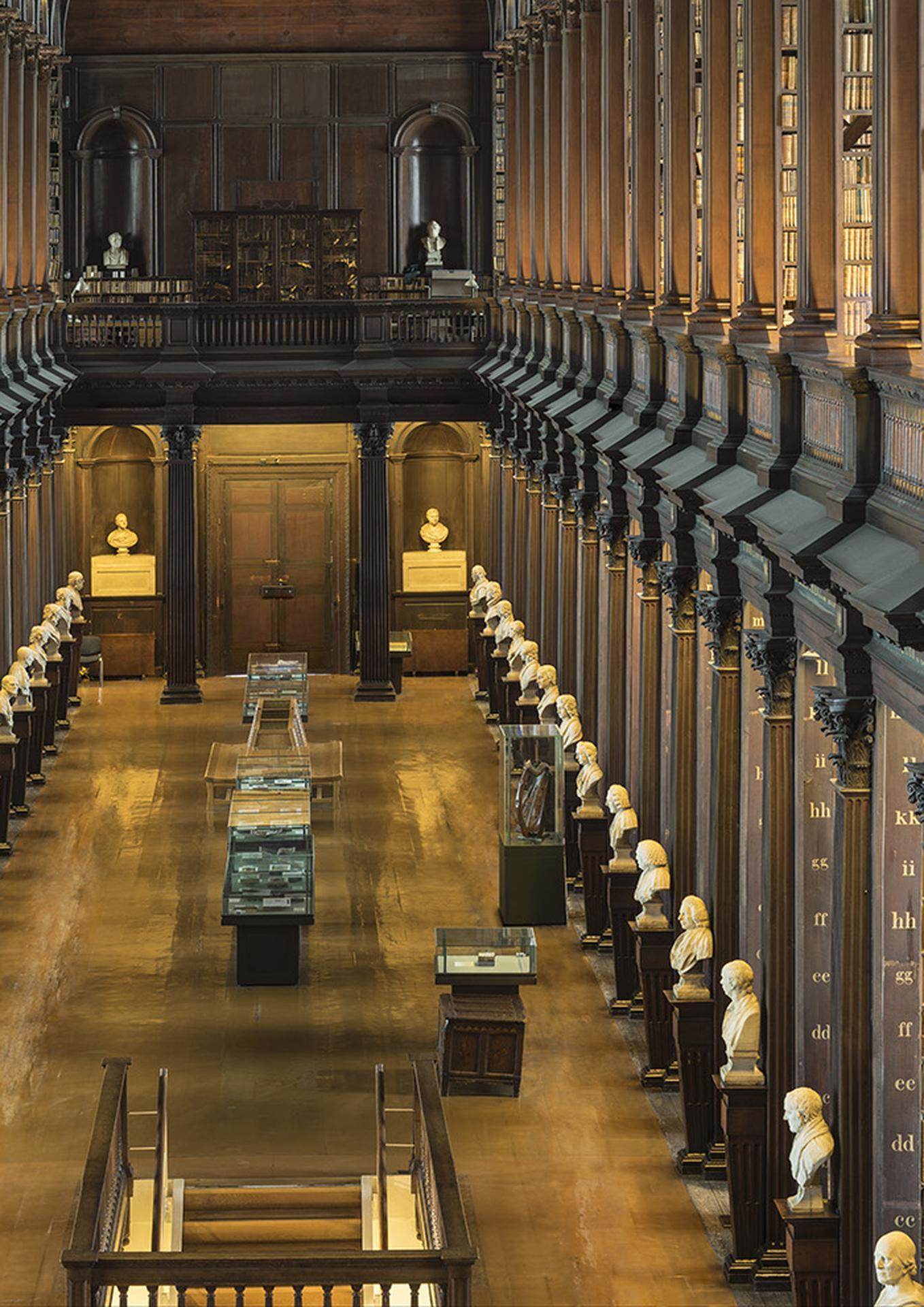 The Long Room I du Trinity College Library, Dublin, Irlande - Marron Still-Life Photograph par Reinhard Görner
