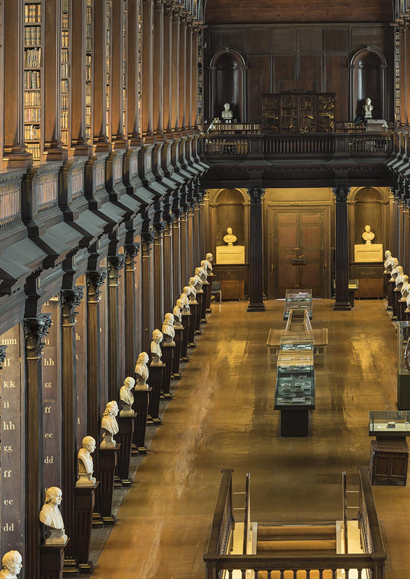 Cette photographie d'architecture à grande échelle de l'artiste allemand Reinhard Görner représente la Long Room, une vue imprenable sur l'ancienne bibliothèque du Trinity College à Dublin, en Irlande. Le plafond voûté s'arque au-dessus, tandis