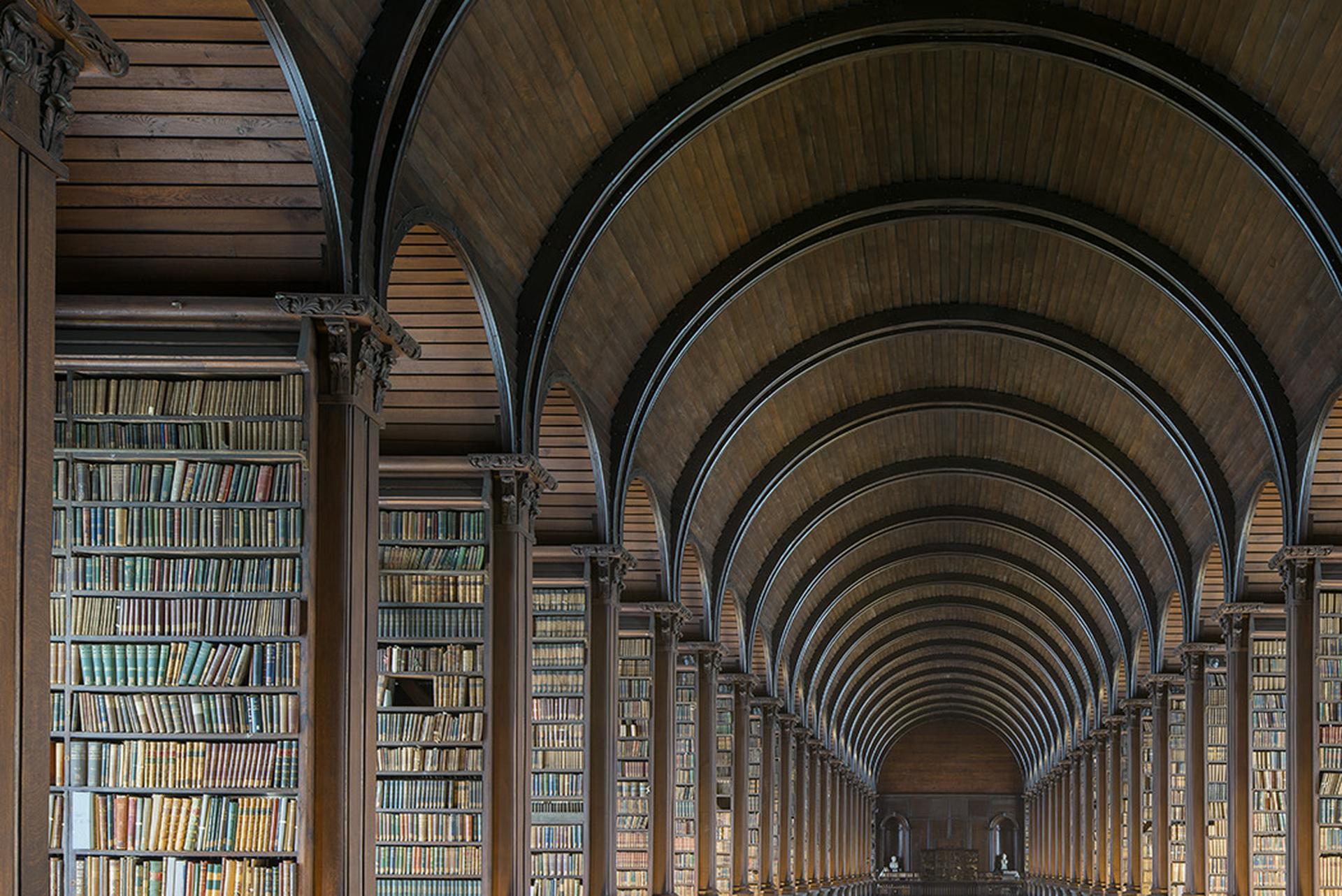 Long Room V, Trinity College Library, Dublin, Irland, Architektur – Photograph von Reinhard Görner