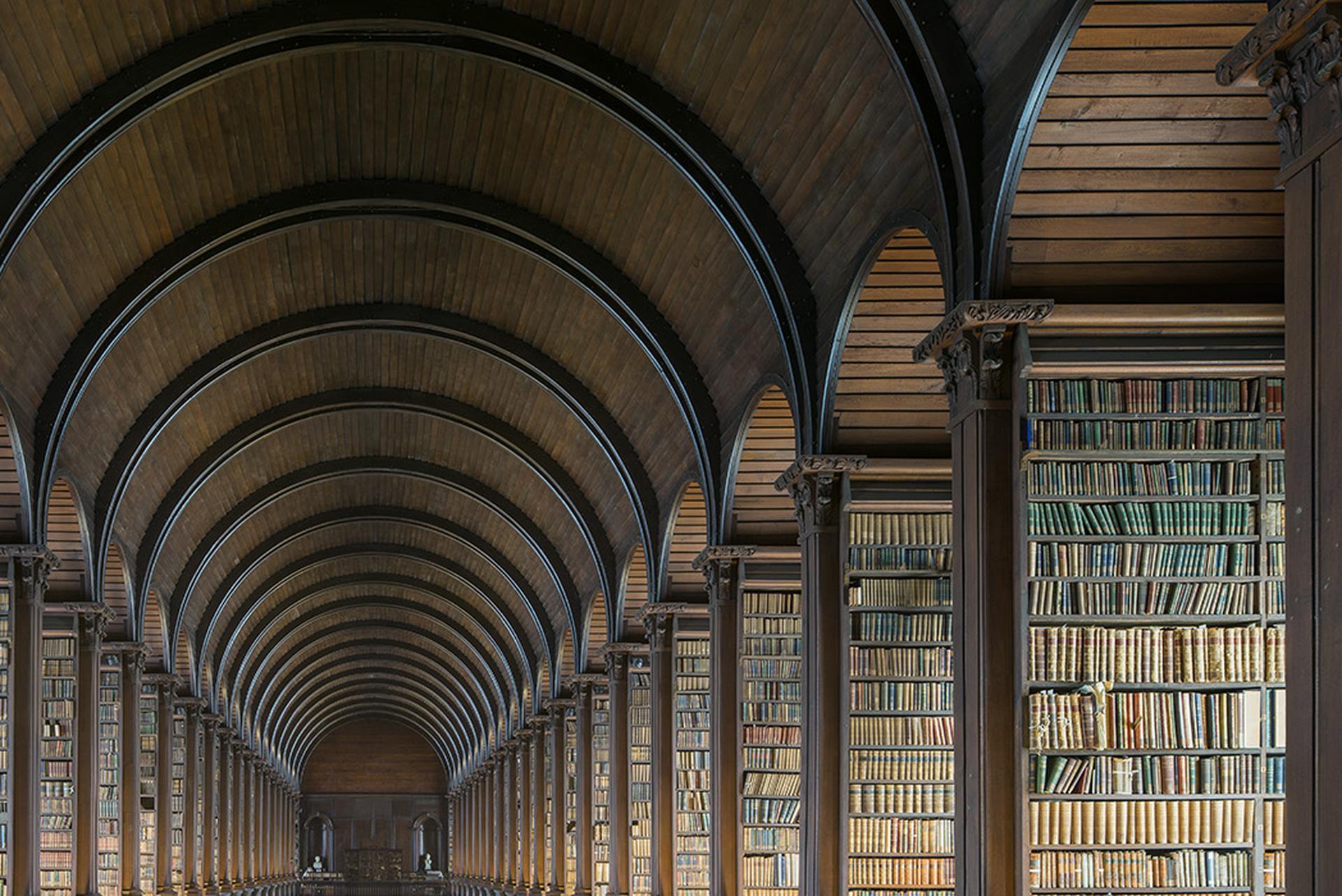 Long Room V, Trinity College Library, Dublin, Irland, Architektur (Konzeptionell), Photograph, von Reinhard Görner