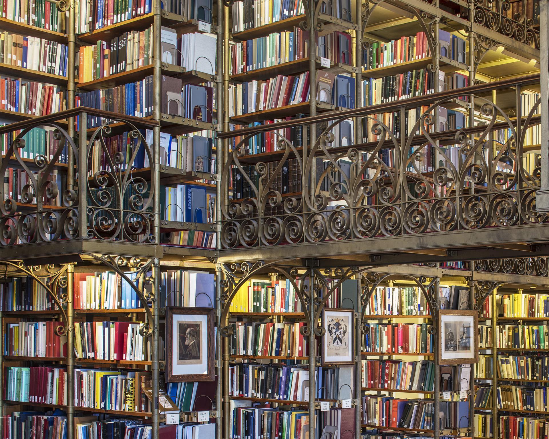 Uris Library, Ithaca, Cornell University, Großformatige Architekturfotografie – Photograph von Reinhard Görner