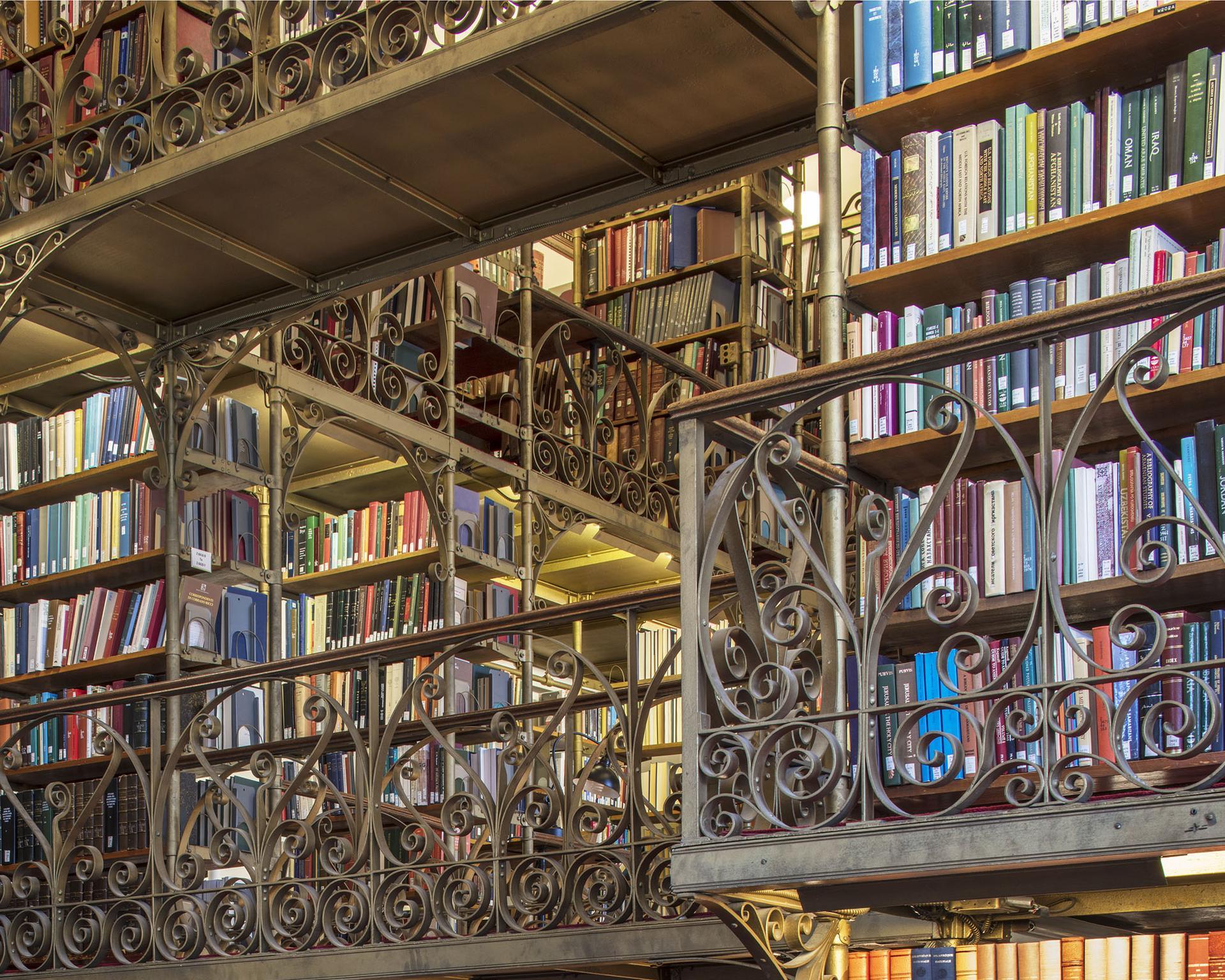 Uris Library, Ithaca, Cornell University, Großformatige Architekturfotografie (Schwarz), Figurative Photograph, von Reinhard Görner