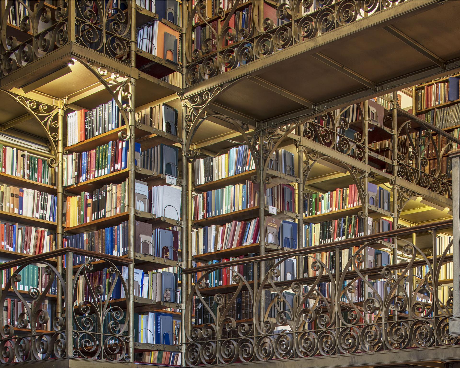 A mesmerizing portrait of architectural elegance and intellectual grandeur, Reinhard Görner’s Uris Library, Ithaca immerses viewers in the ornate beauty of Cornell University’s iconic reading space. The library’s intricate wrought-iron balconies