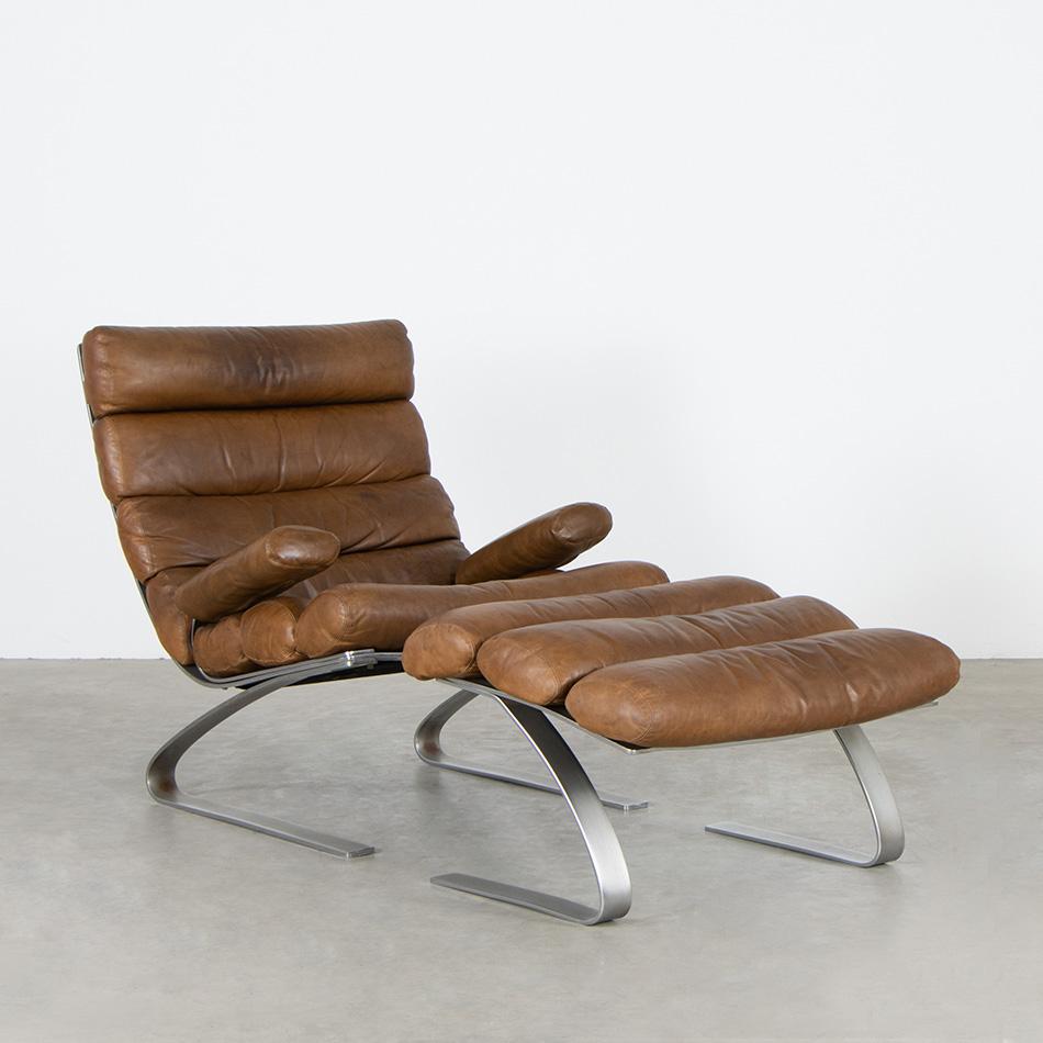 Very comfortable Sinus (chaise) lounge chair with ottoman designed by Reinhold Adolf & Hans-Jürgen Schröpfer in 1976 for COR, Germany. Spring steel frame with leather belts and cushions upholstered in leather all in very good vintage condition with