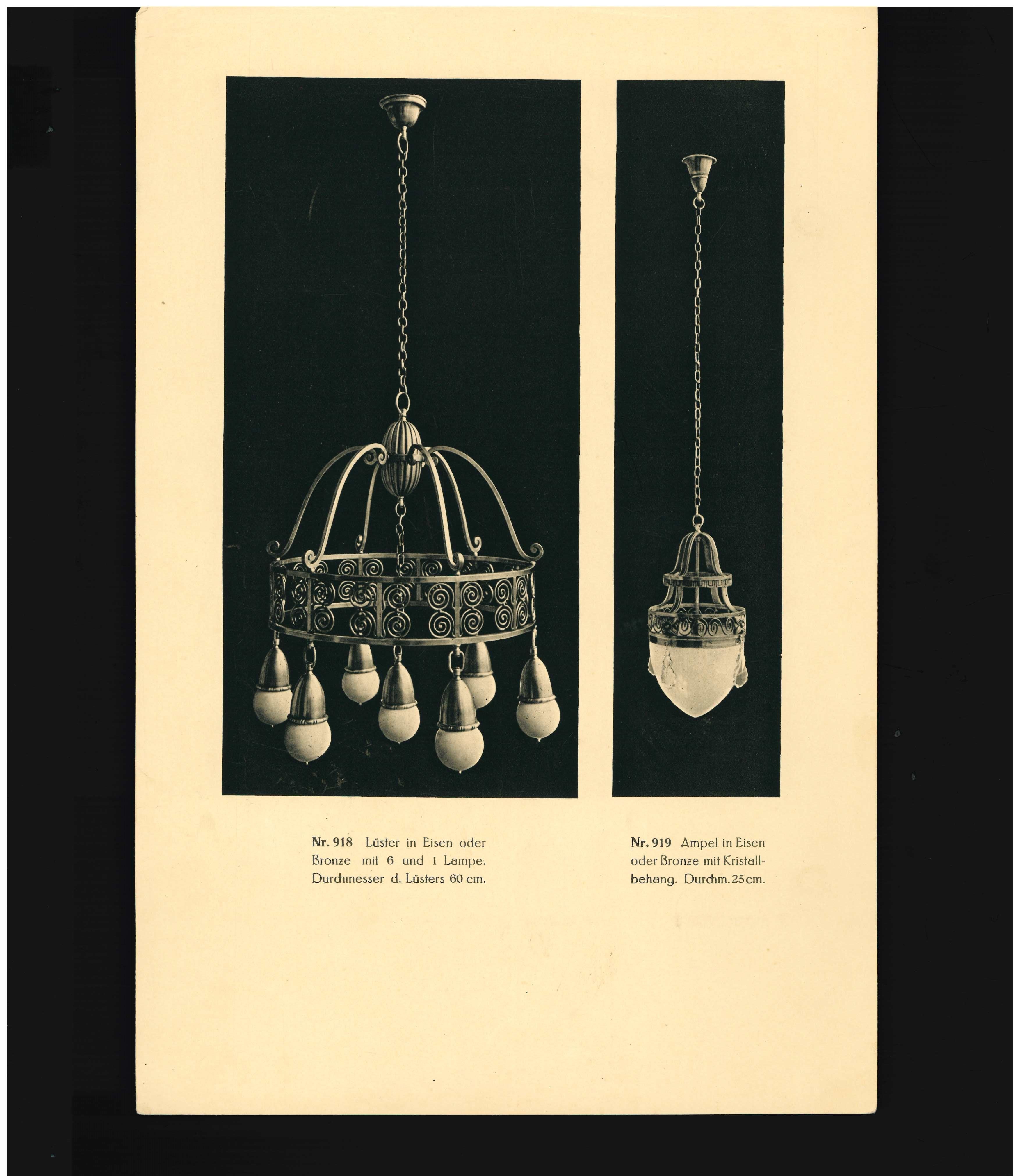 Dies ist ein Katalog aus dem frühen 20. Jahrhundert von der Münchner Beleuchtungsfirma Reinhold Kirsch. Es gibt 45 lose Tafeln, von denen viele mehr als eine Illustration haben. Obwohl es nicht den Werkstätten der Weiner Werkstatte zugeschrieben