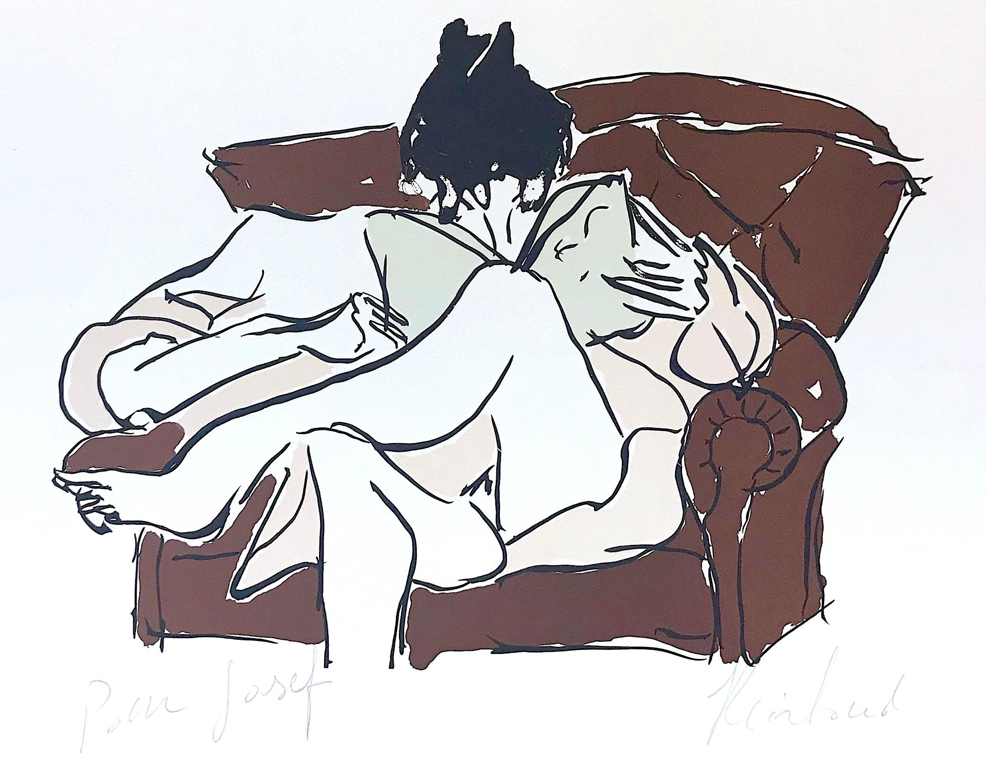WOMAN READING Signierte Lithographie, sitzende Frau in rosa, Robenbraun, Sessel – Print von Reinhoud D'Haese