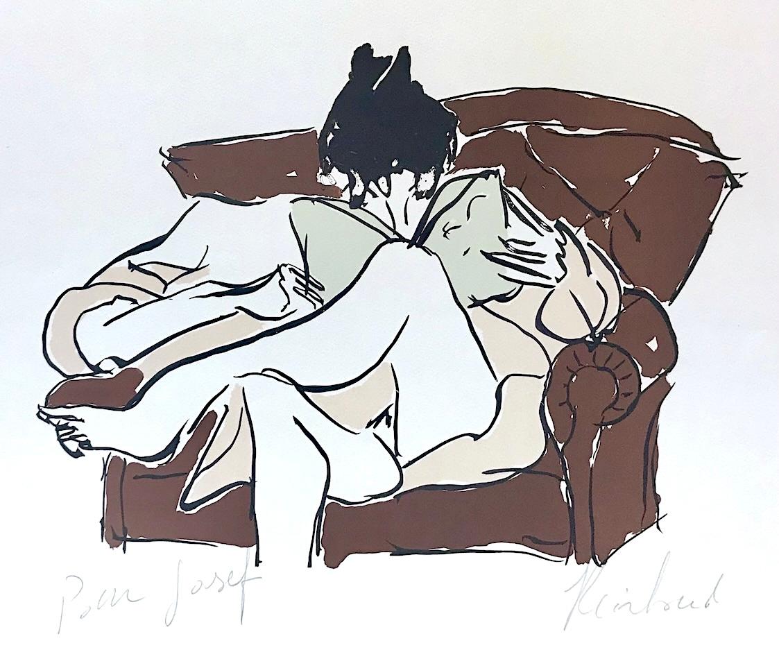 WOMAN READING Signierte Lithographie, sitzende Frau in rosa, Robenbraun, Sessel (Grau), Portrait Print, von Reinhoud D'Haese