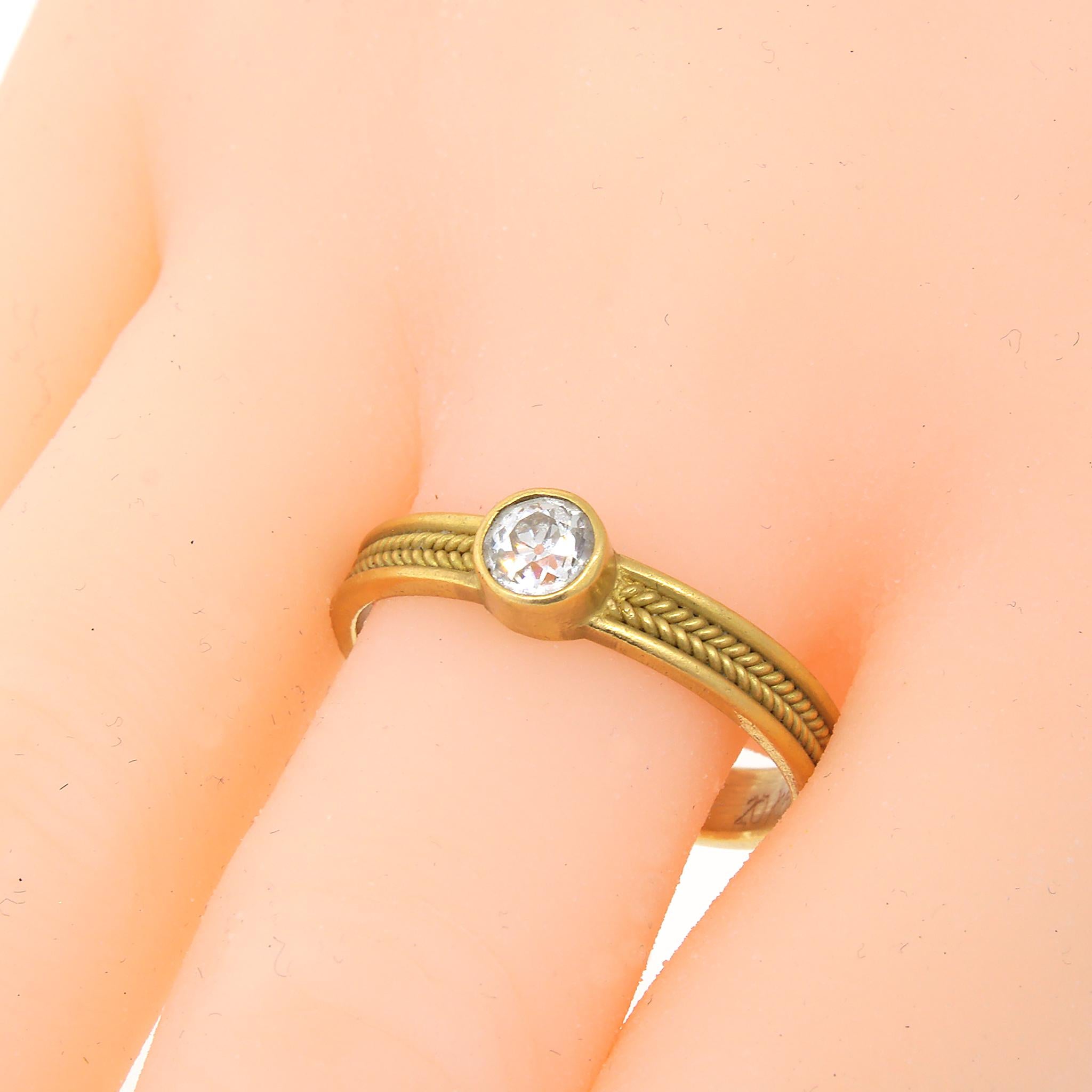 20 kt Gelbgold
Diamant im alten Minenschliff: 0,40 ct twd
Ringgröße: 11.75
Gesamtgewicht: 6,2 Gramm